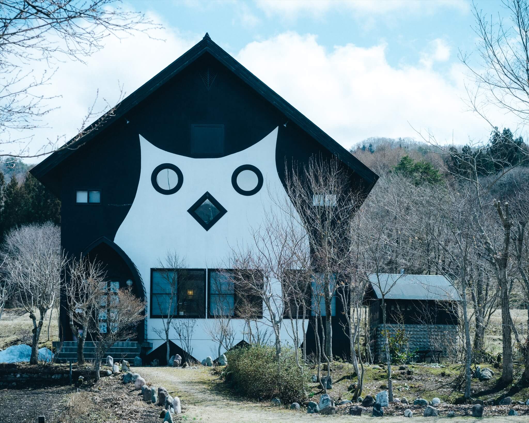 家の壁面に描かれたフクロウ。鹿島槍ヶ岳を表している