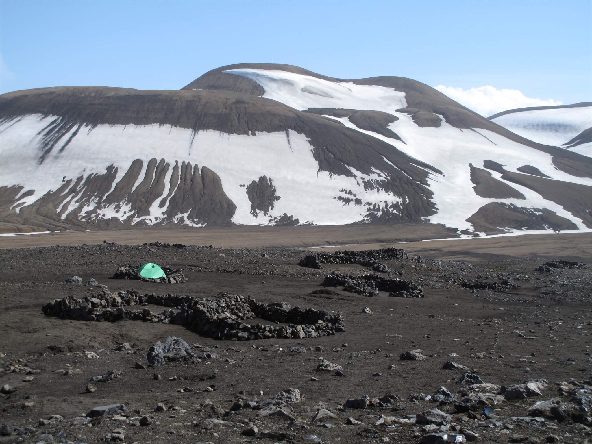 アイスランドの「ロイガヴェーグルトレイル」にあるテント基地