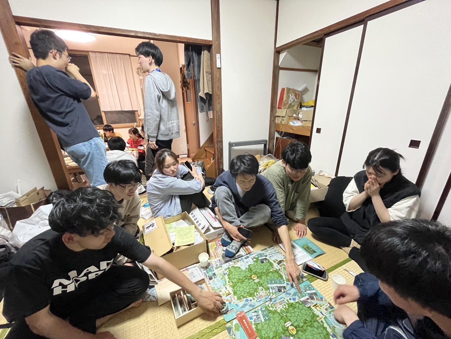 FOREST BALANCE GAMEで遊ぶ北海道大学森林研究会の皆さん。同会写真提供