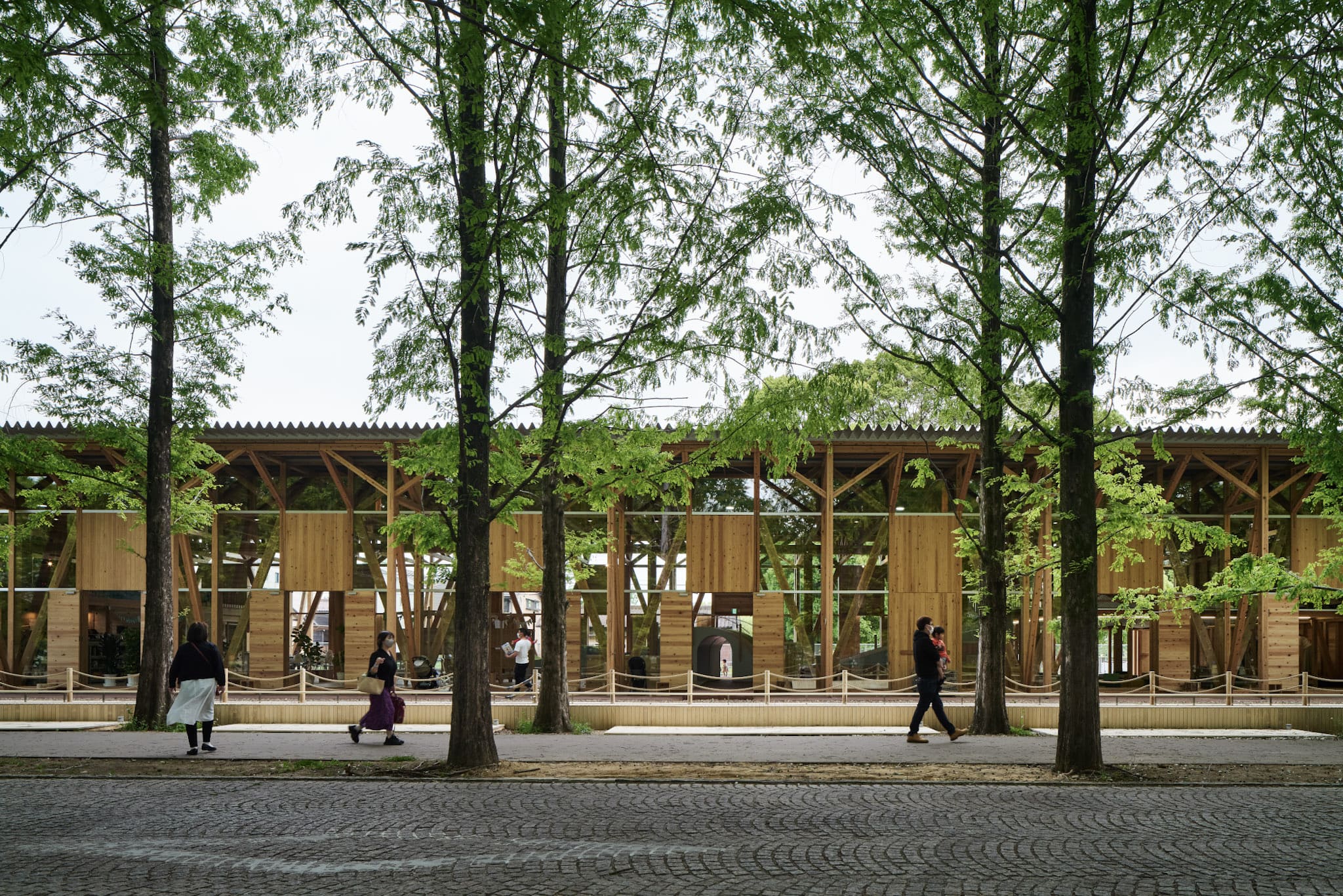 岐阜県各務原市にある公園施設「KAKAMIGAHARA PARK BRIDGE」。内外装材だけでなく、躯体にも岐阜県産のスギをフル活用している。