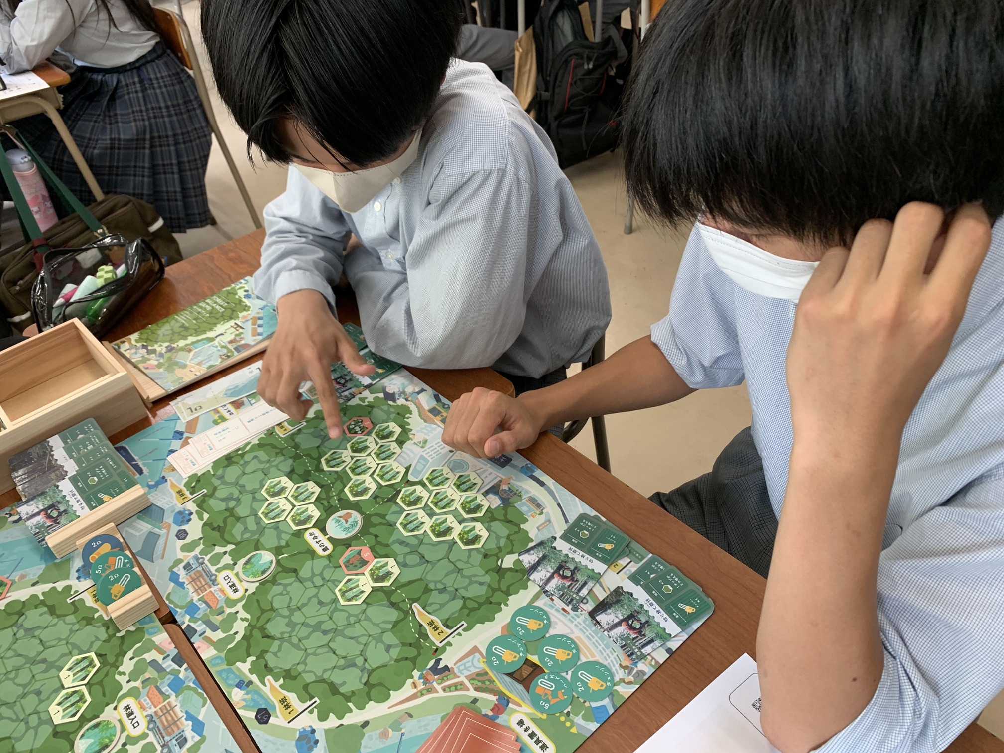 FOREST BALANCE GAMEのバトルフィールド(ゲーム盤面)上にある六角形のチップが「育林チップ」。24年7月恵那農業高校にて。