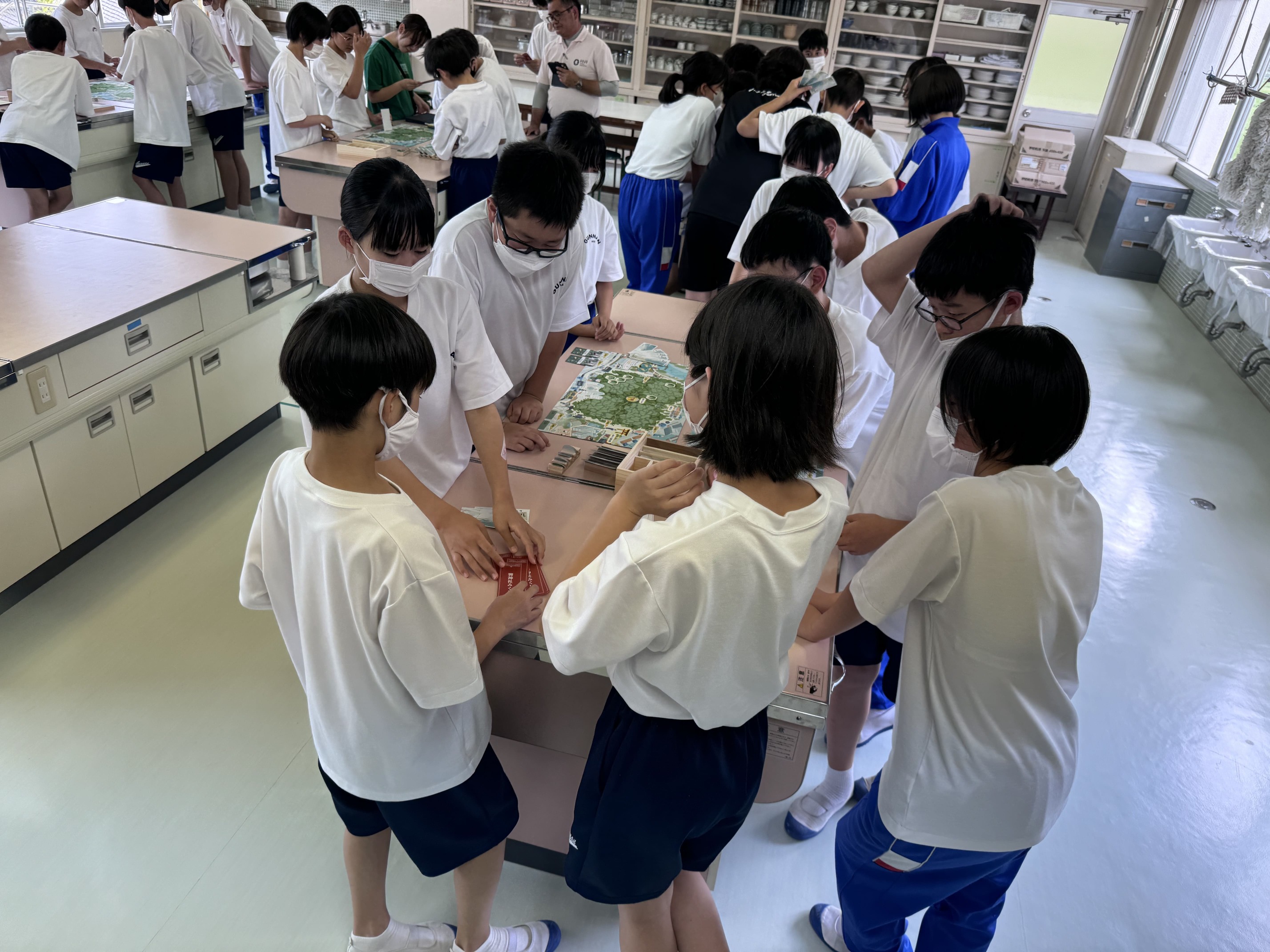 有限会社古川林業が講師となり、郡上市立郡南中学校で行われた授業の様子。FOREST BALANCE GAMEを活用して、ふるさと教育・流域学習につなげている