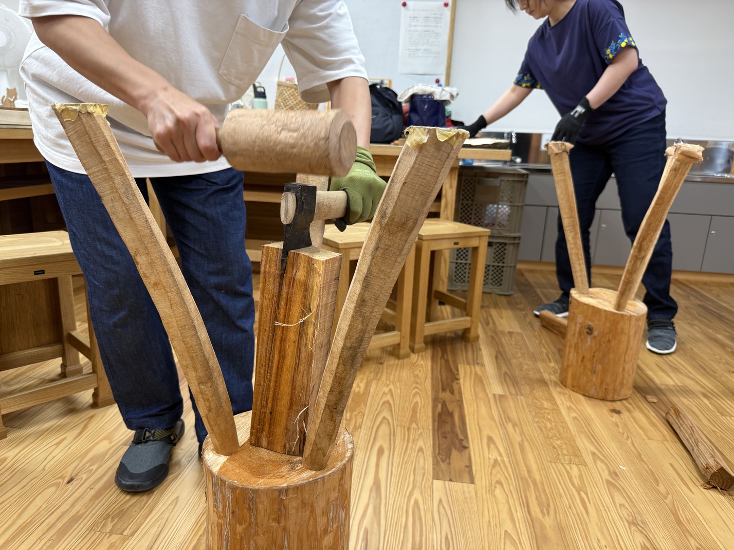 室内のため、床を傷つけないように作業台を逆さにして薪割り。