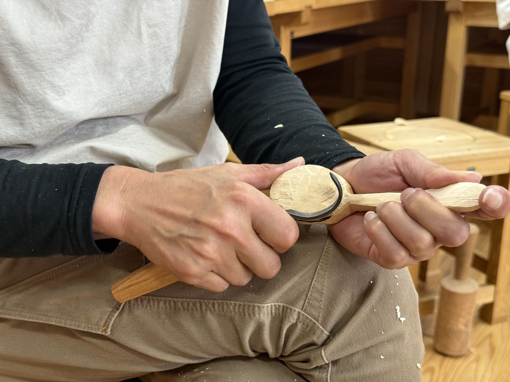 特殊な刃物でスプーンの匙面を削る様子