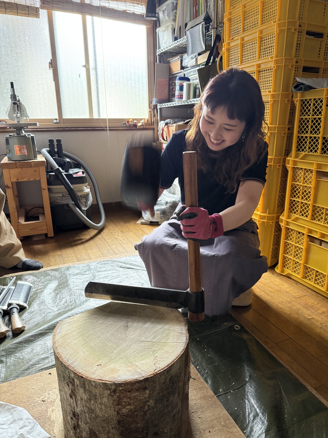 ホオノキを刃物で割る、響hibi-ki STOREの葛西店長