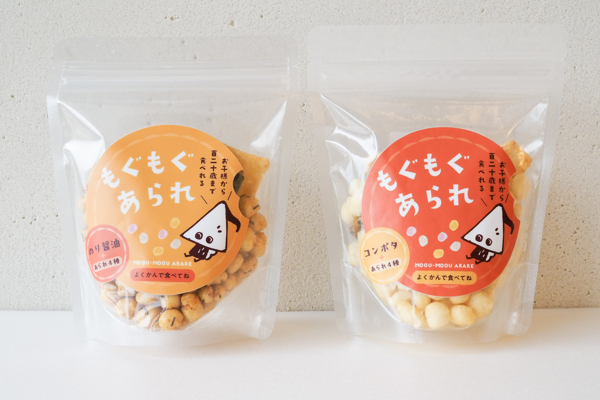 「もぐもぐあられ」税込500円。味はのり醬油とコンポタの2種類。パッケージのシールは飛騨五木株式会社のデザイナーが制作。