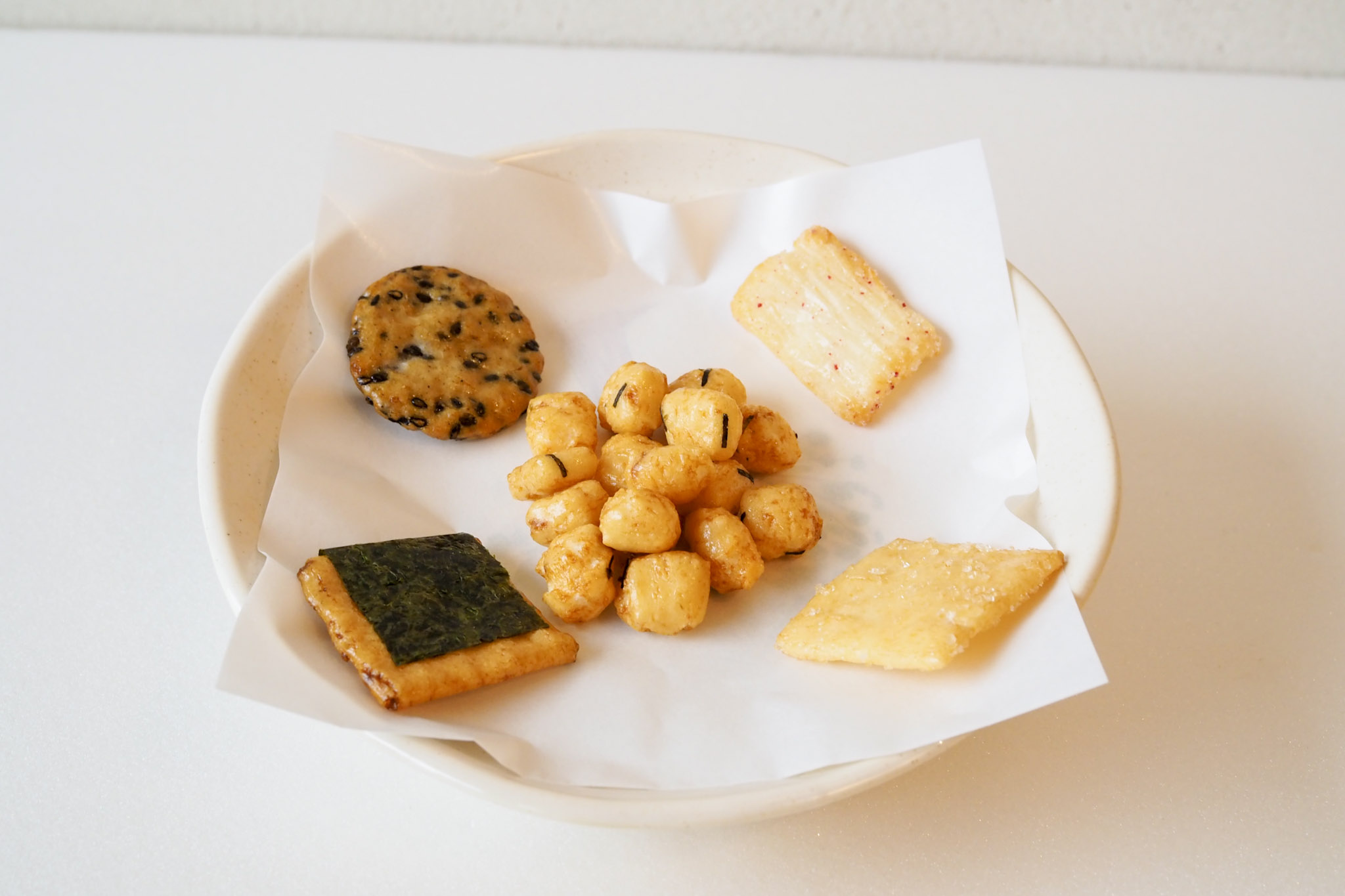 真ん中の小さな丸いあられが“のり醬油味”。