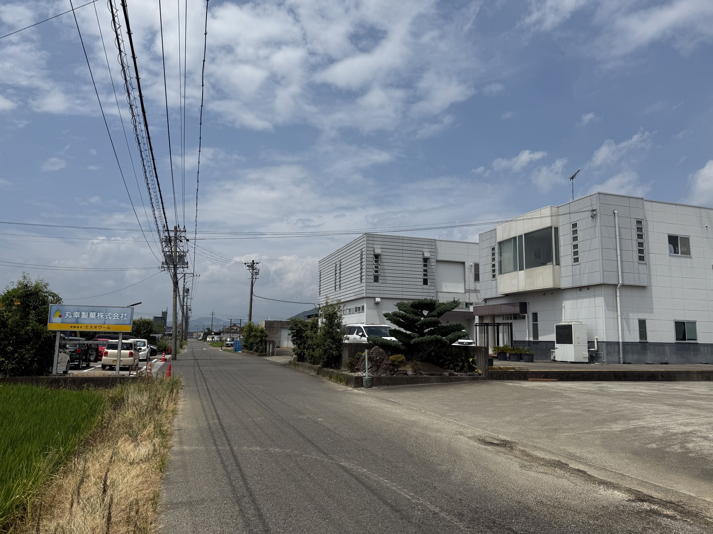 岐阜県岐阜市にある丸幸製菓株式会社。岐阜大学の近くにあり、のどかな田園風景に囲まれている。