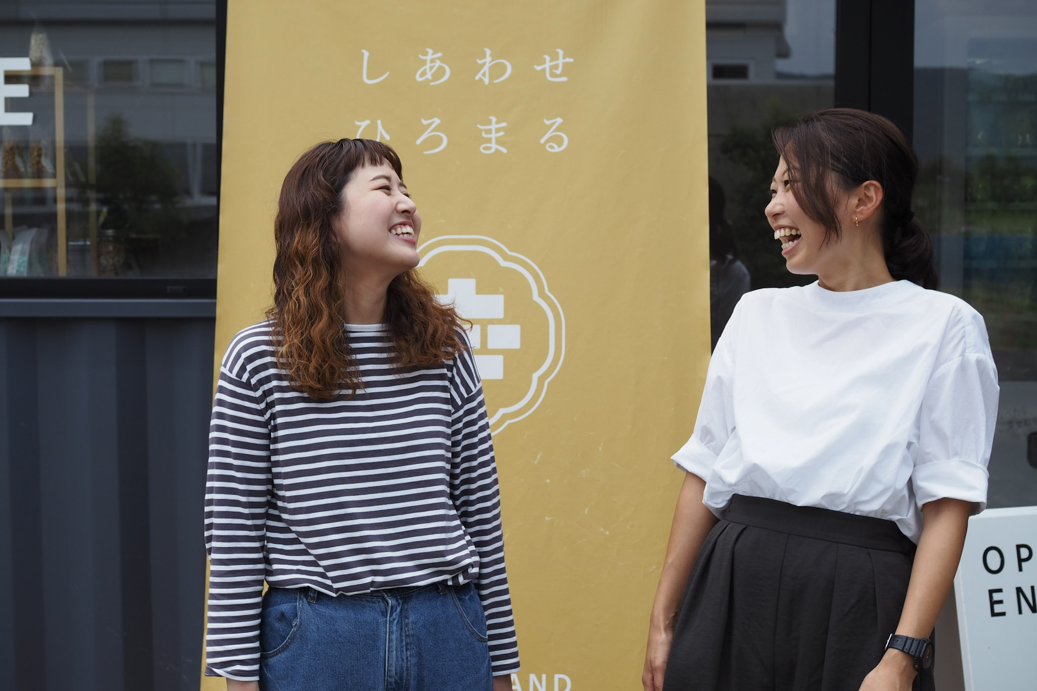 左から響hibi-ki STOREの葛西店長と、丸幸製菓株式会社の専務取締役・宮部有子さん。