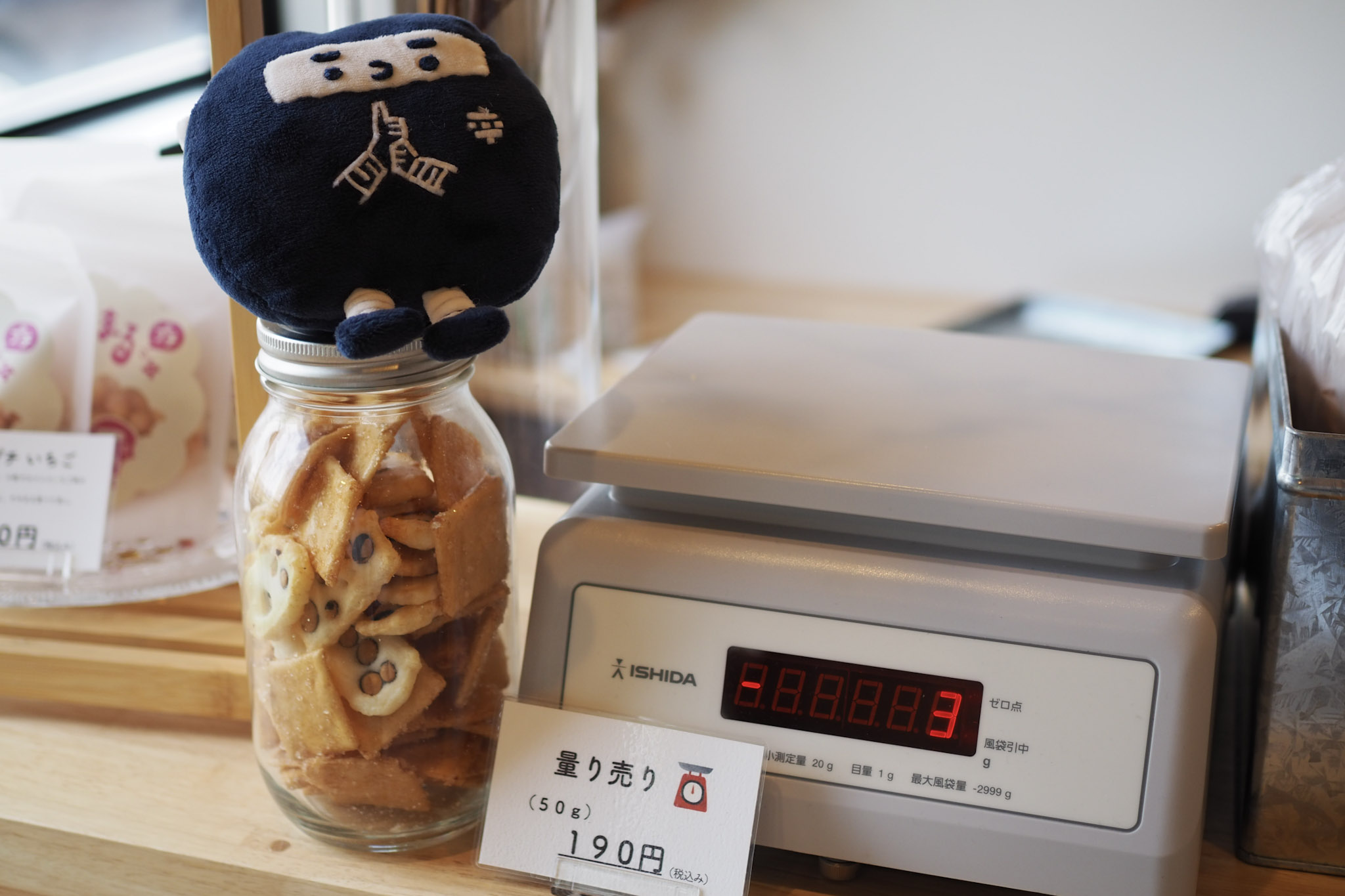 ARARE STANDの店頭販売は、毎週火曜（9:00-12:00）のみ。その日の朝に出来立てのあられも量り売りしている。