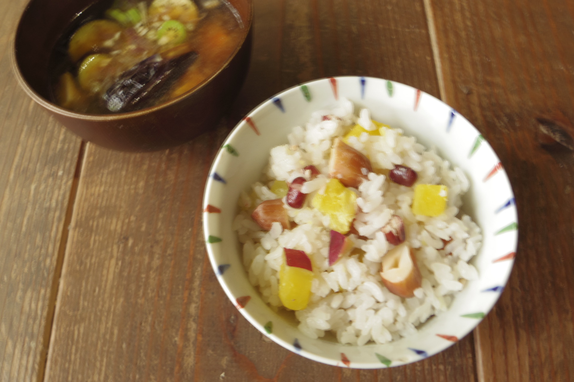 自家製の落花生と小豆、さつま芋の炊き込みごはん。塩だけのシンプルな味付けで、一口食べると、秋の香りが口いっぱいに広がります。汁物は、ナスと豆腐の味噌汁。仕上げに刻んだみょうがを加えた、爽やかな香りの一品です。