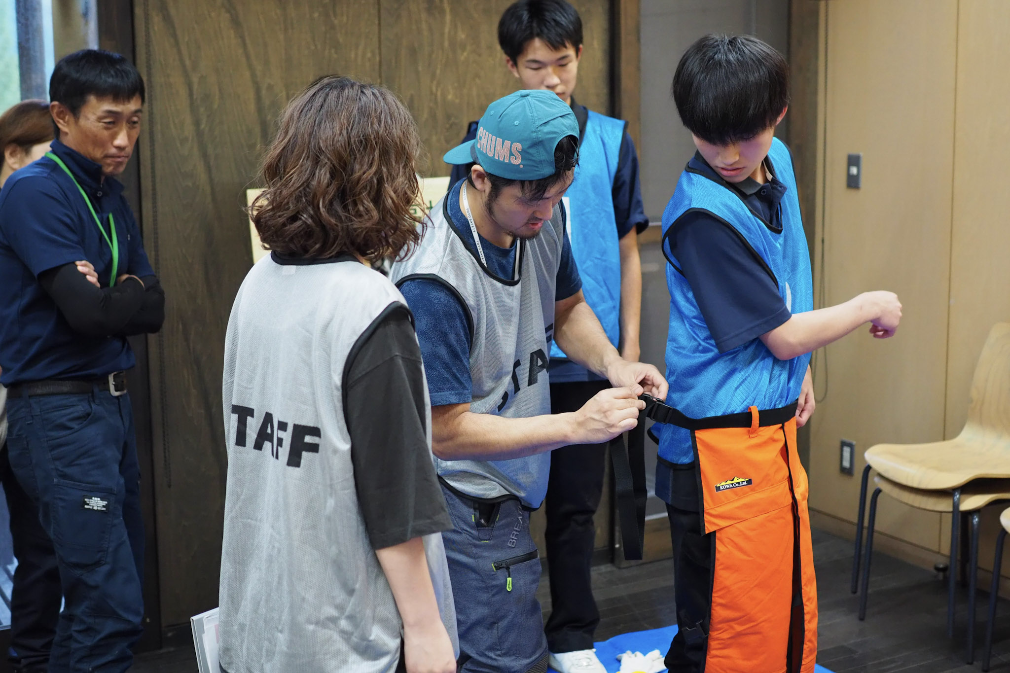 競技後には、森林文化アカデミーの新津裕先生から正しい着用法についてレクチャーを受けた。