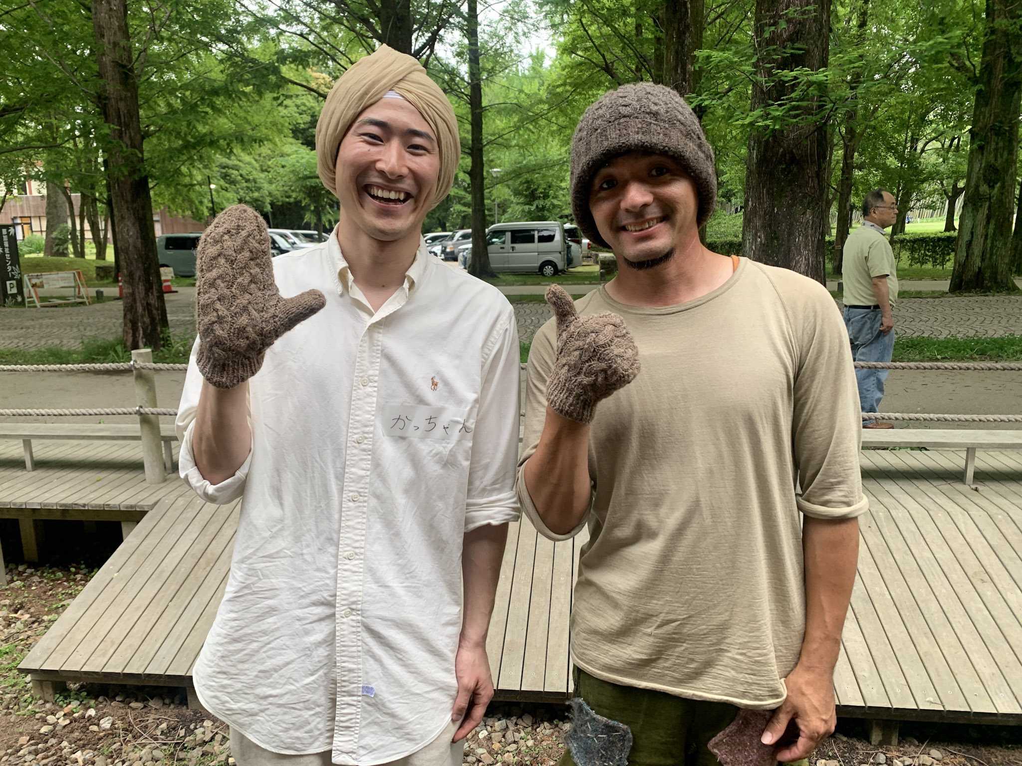 (左から)スパイスdoo?の企画をメインで担当した狩野和也さんと、羊飼いの丸岡さん。ウールを着るようになってから風邪を引きにくくなったという丸岡さんは、「身体がウールを求めるようになった」と普段からウールを愛用。