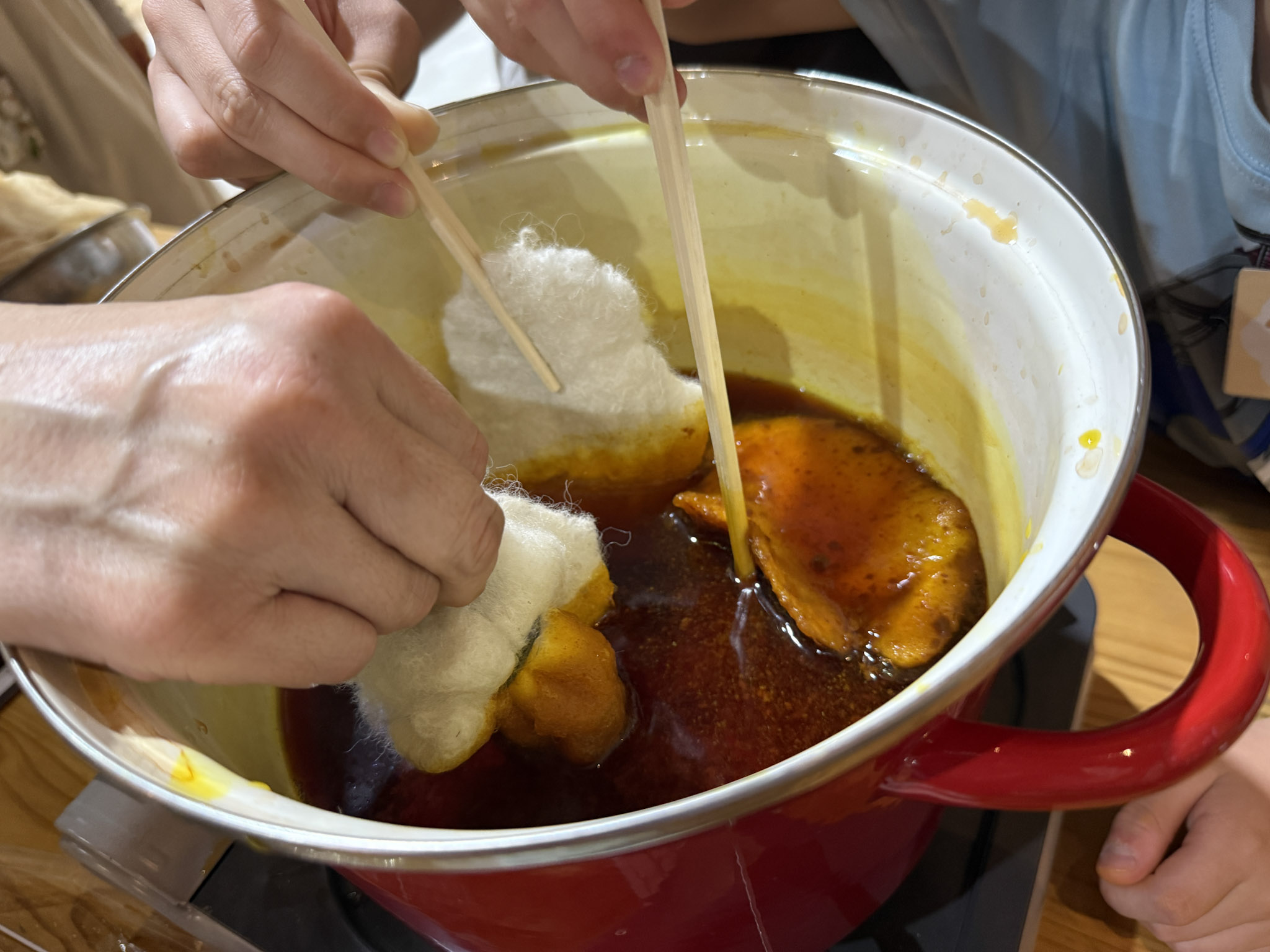 玉ねぎの皮で染毛。香ばしいいい香り。仕上がりは淡い色味になる。
