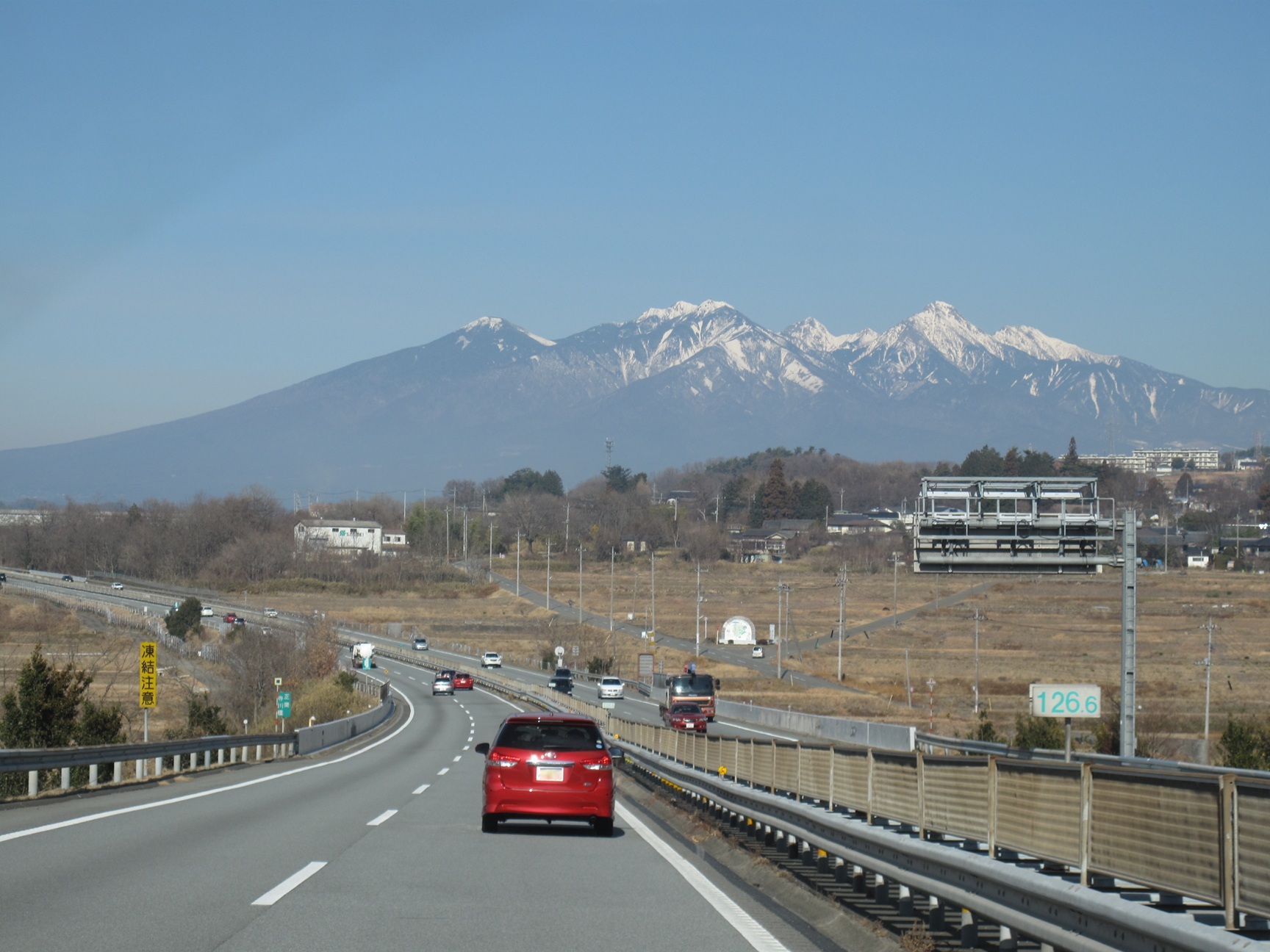 中央道から見える「南八ヶ岳連峰」。左から編笠山、権現岳、阿弥陀岳、赤岳、横岳。