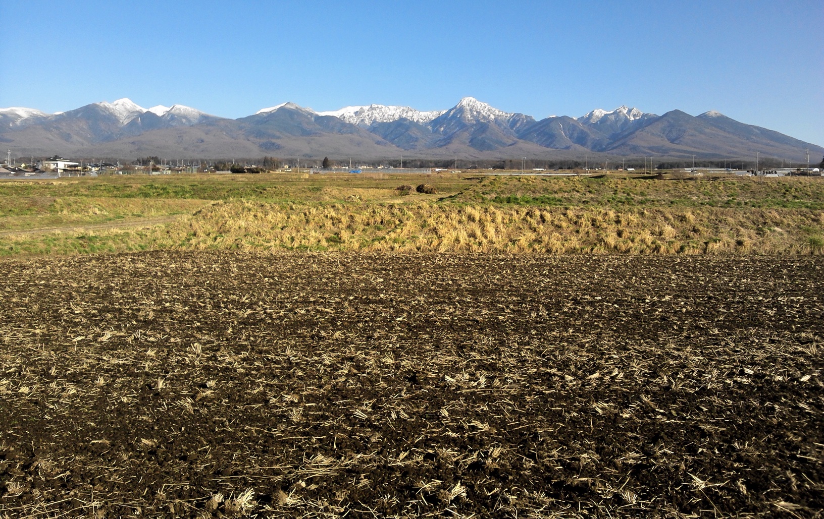 茅野の郊外から見える山並み。左手三分の一程の鞍部が夏沢峠。右端が編笠山。