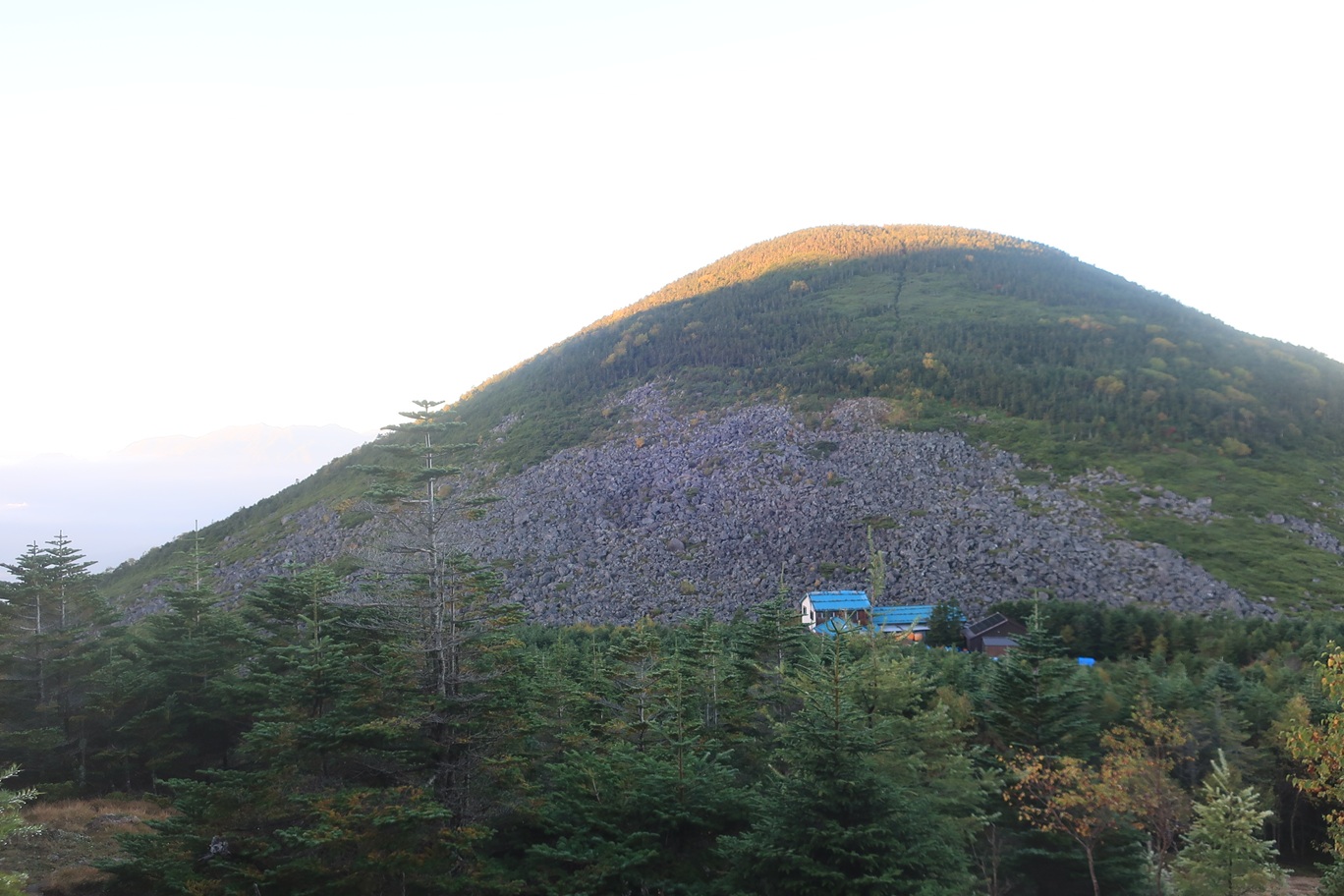 ゴーロの積みあがった編笠山と青年小屋。