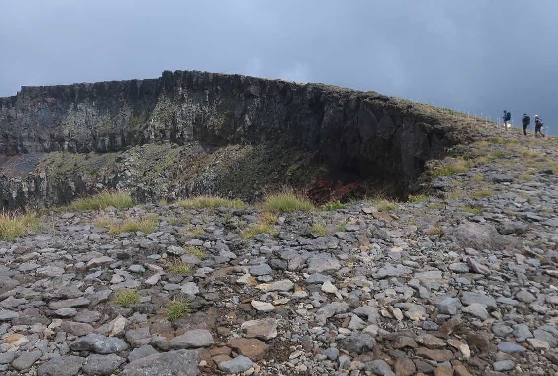 硫黄岳の爆裂火口。