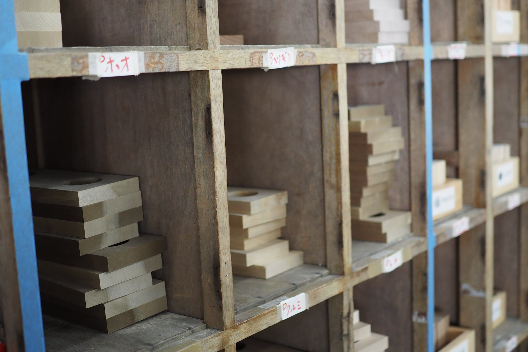 樹種ごとに仕分けされている材料棚。