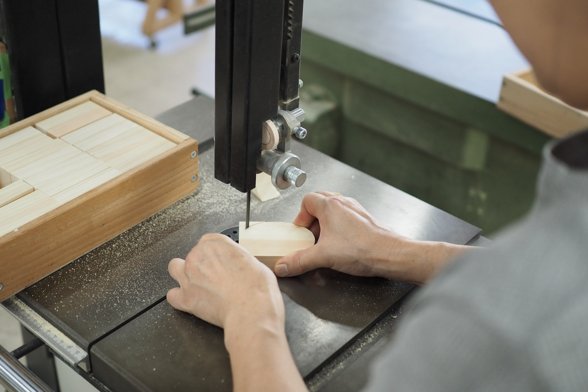 糸ノコで材料の角を落としていく。