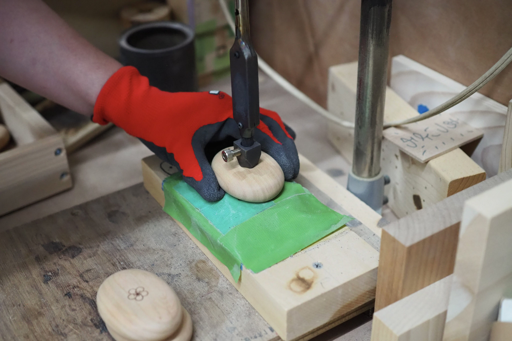 まあるいつみきの焼き印を押しているところ