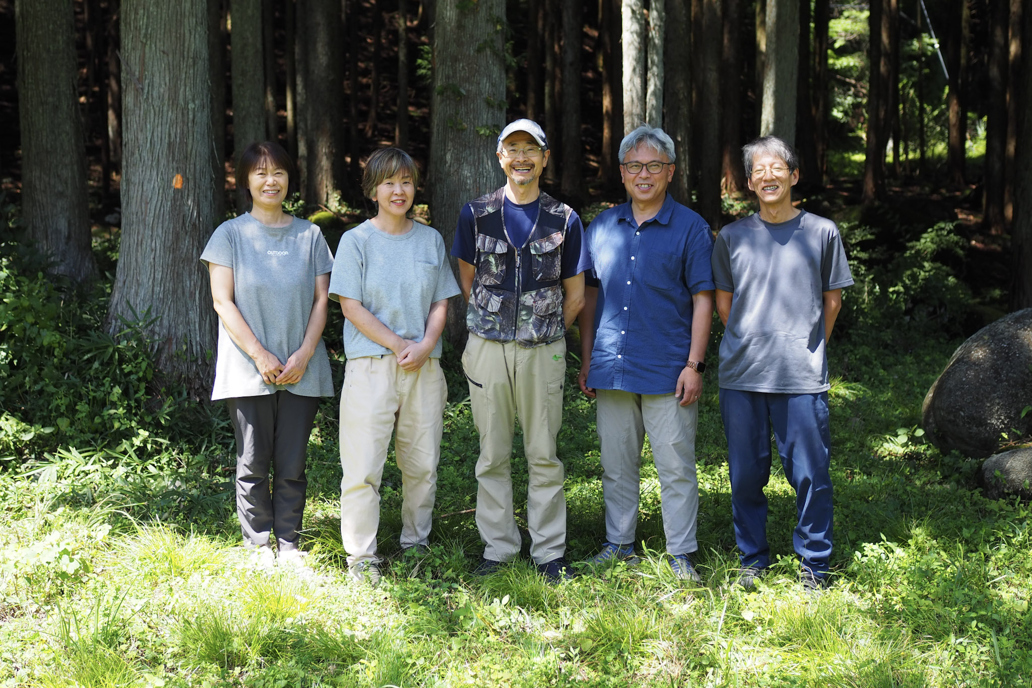 左から)磨きのベテラン・千賀、商品開発などを担当する山本さん、木工職人の槇原さん、代表の小森さん、工場長の亀崎さん。