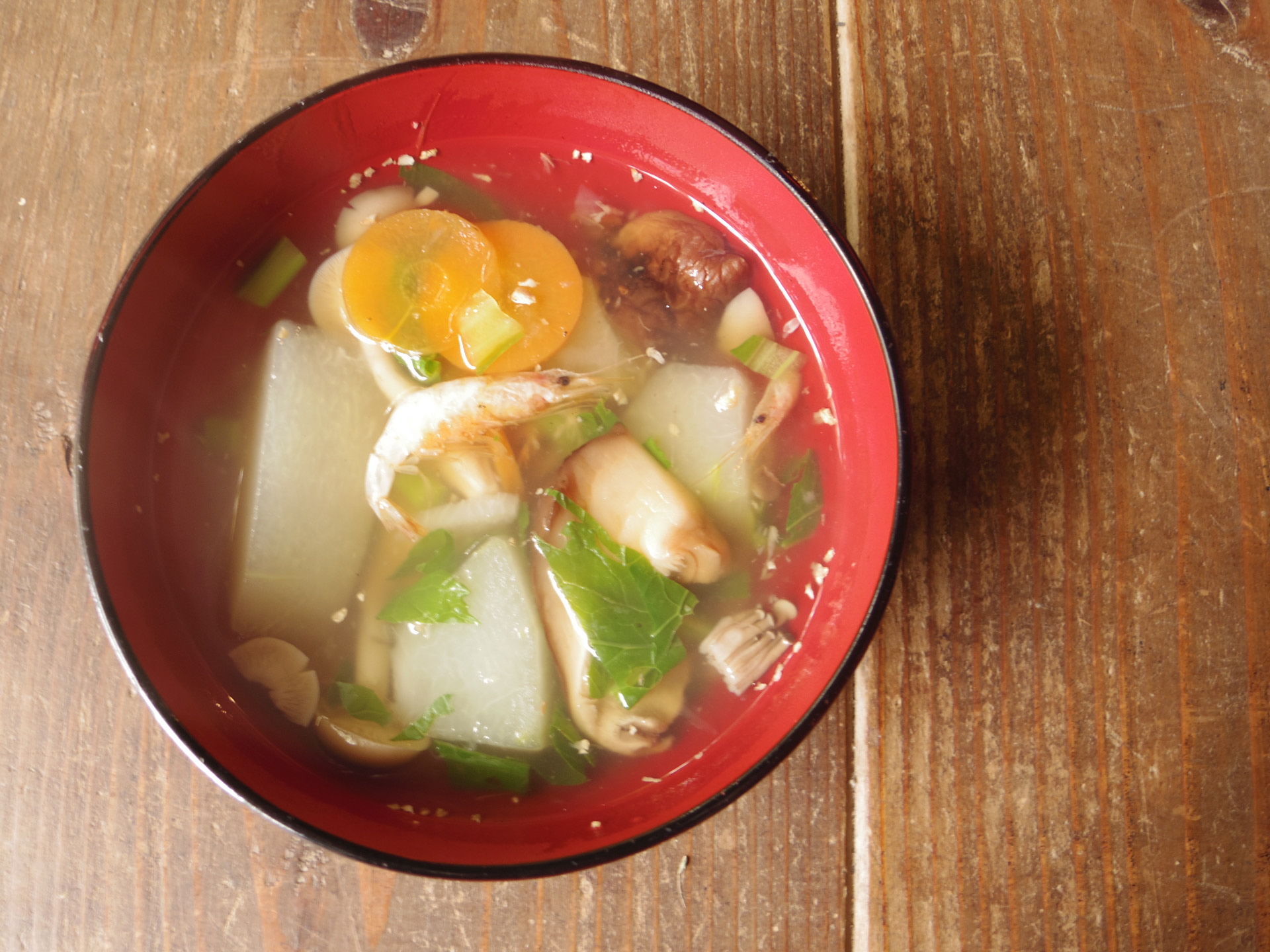 干し椎茸や干し海老などの旨味がじわっと染みる「冬瓜汁」。片栗粉や葛粉でとろみをつけた、体がじんわり温まる汁物です。仕上げに加えた生姜のすりおろしが、よいアクセントになっています。