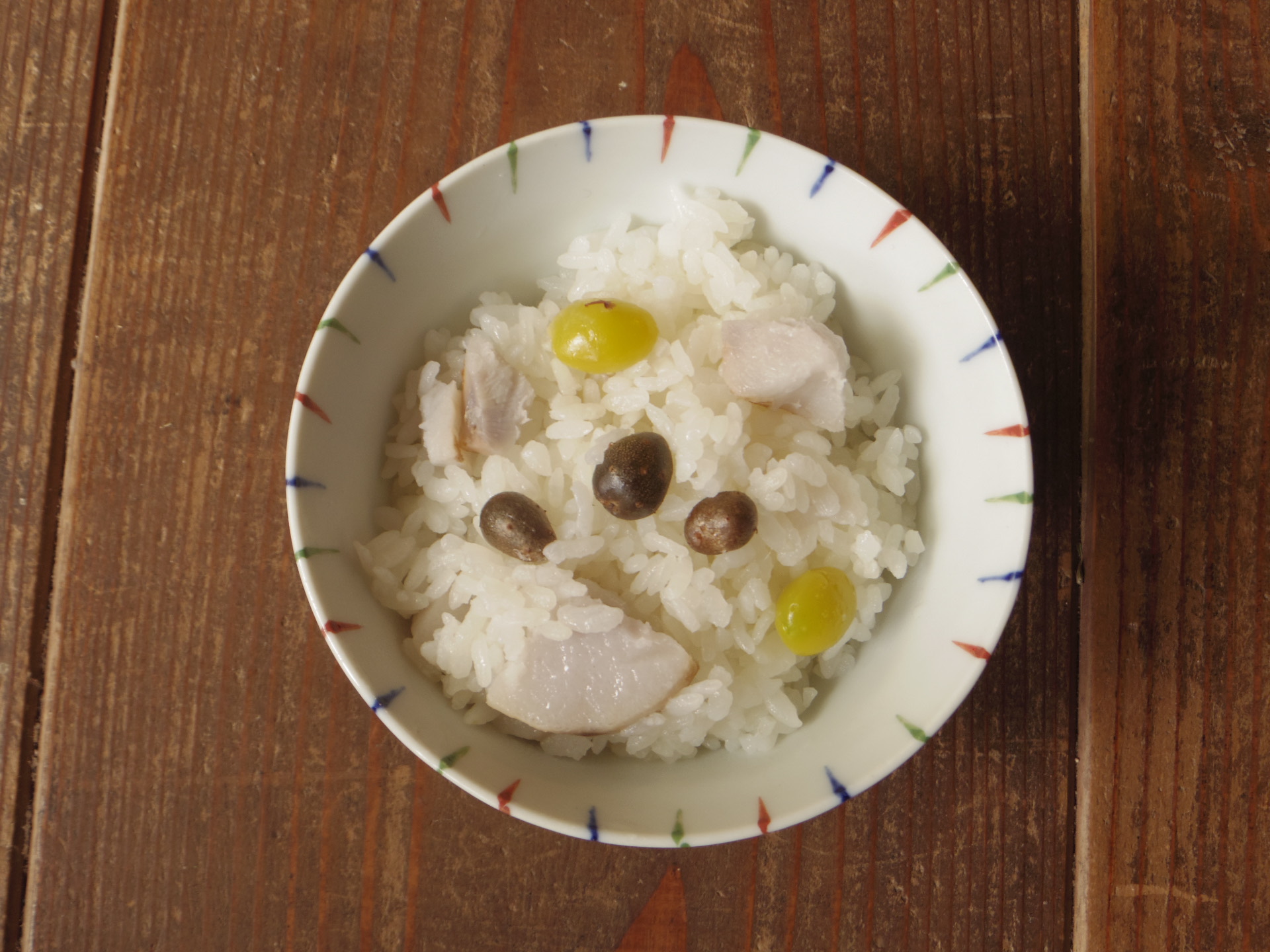 里芋とむかご、ぎんなんを一緒に炊き込んだ、滋味あふれるごはん。炊きあがりは、なんともいえない良い香りが広がります。ぎんなんの鮮やかな黄色が美しく、山里の恵みを感じる一品です。