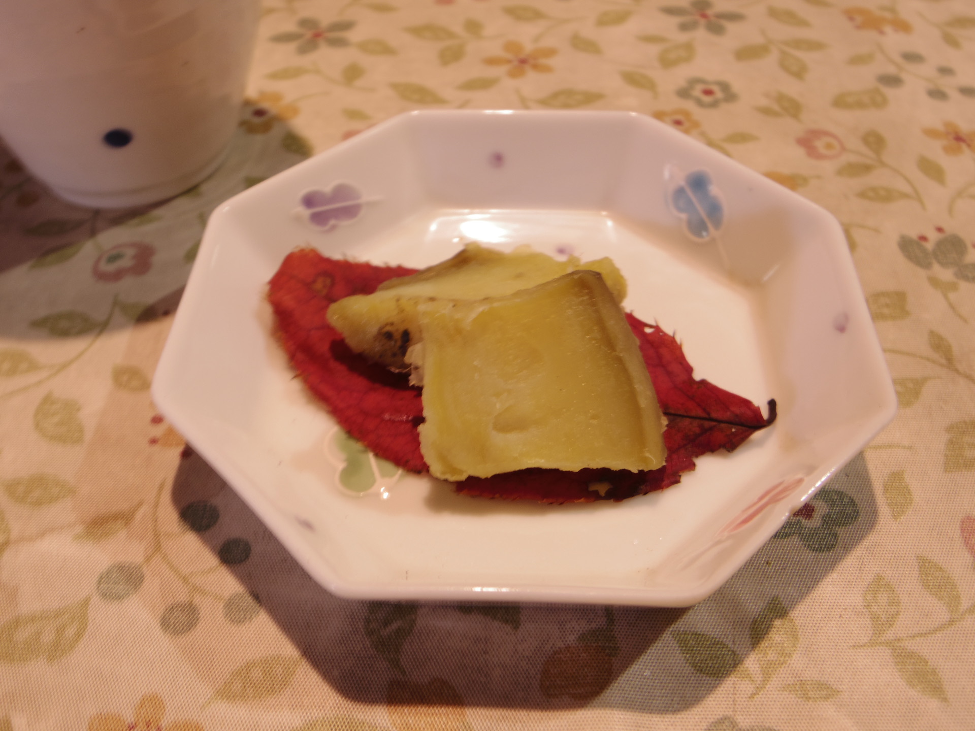 芋ようかんのような甘さと食感の「干し芋」。水分の多い品種のさつま芋で作るのがポイントで、天気の良い日に数日干して仕上げるのが西村さんの作り方。市販の干し芋とは違って柔らかさが特徴で、そのまま「和菓子」としても楽しめそうな上品な甘さです。