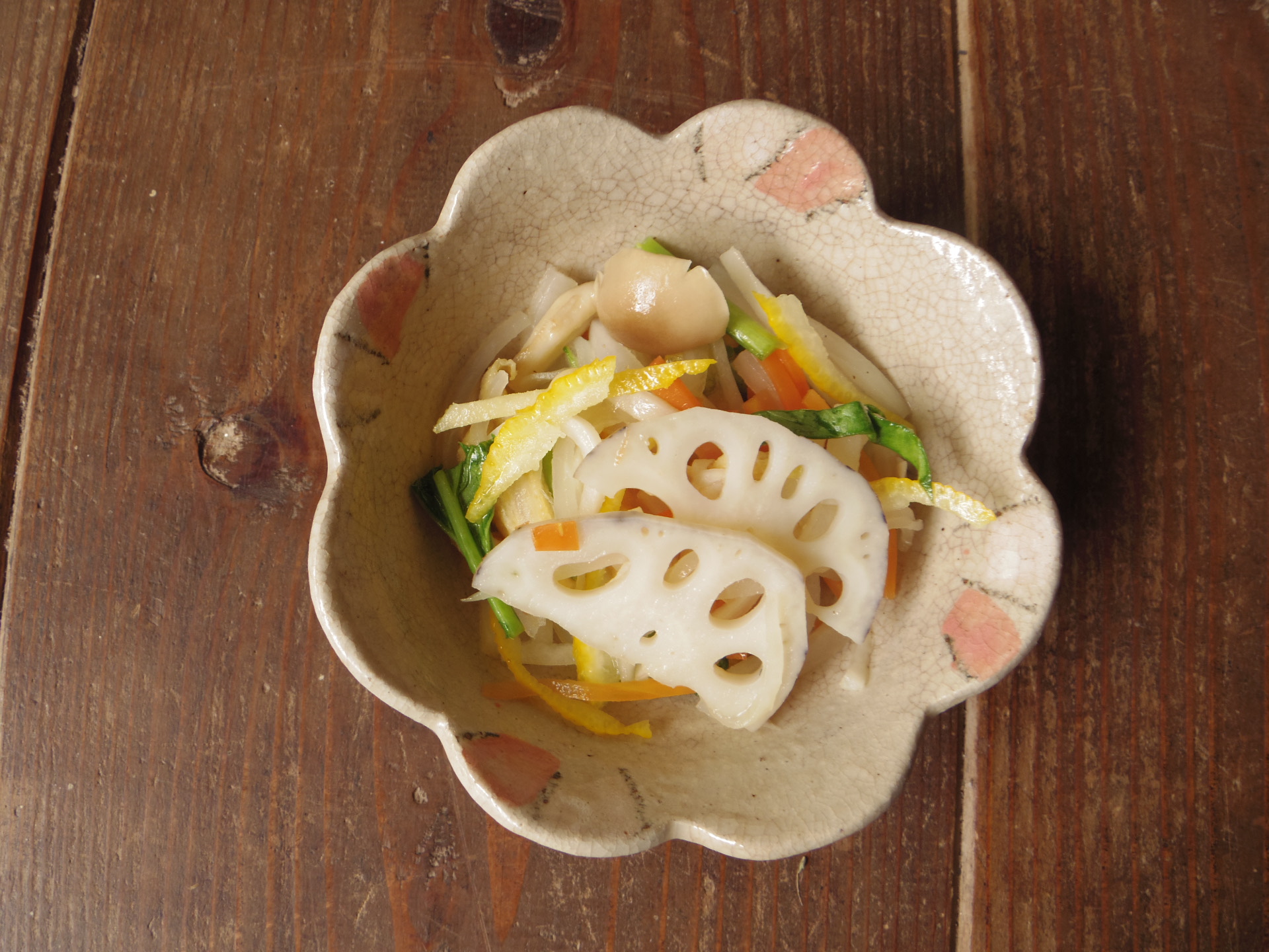 寒い時期でも食べやすい、山里の定番料理「煮なます」。大根とにんじん、蓮根、きのこ、油揚げなどを少量のごま油で炒めた後、甘酢とゆず(しぼり汁と皮の千切り)で味を整えたもの。通常の紅白なますとは一味違う、彩り豊かな料理です。