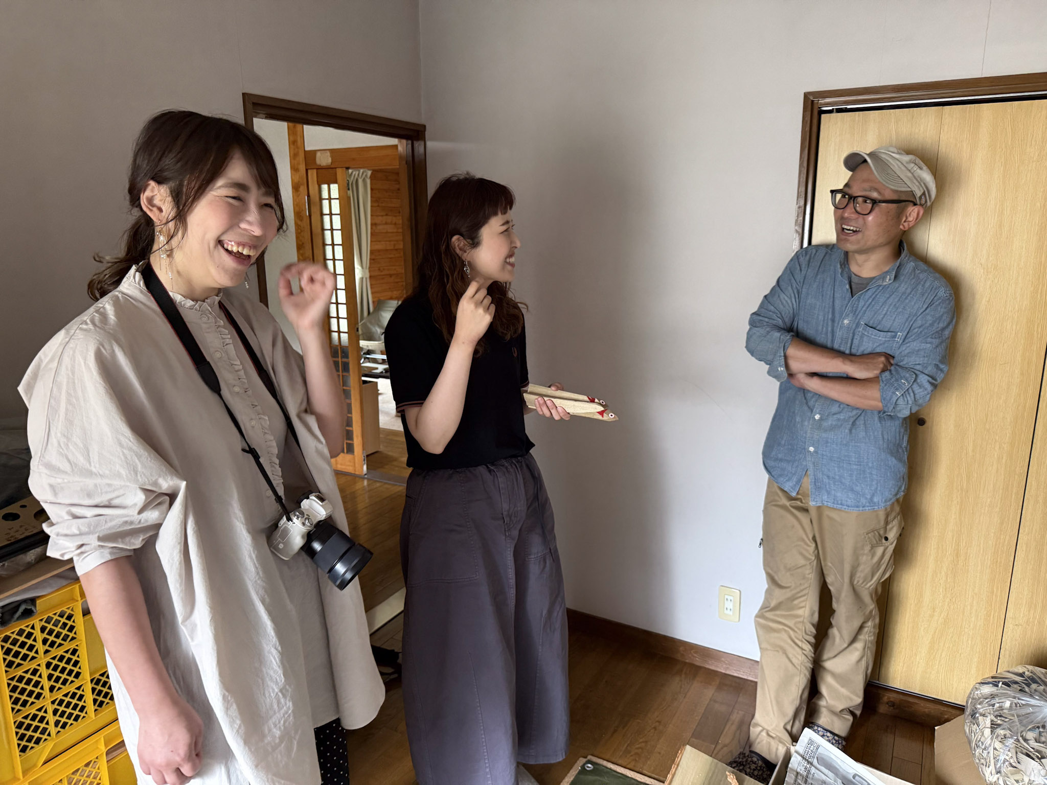 響hibi-ki STOREで人気の「kotsukotsuブローチ」を制作する奥井さんの工房を訪れた際のひとコマ。作り手の方と直接話せるのは貴重な機会のため、話が止まらない。