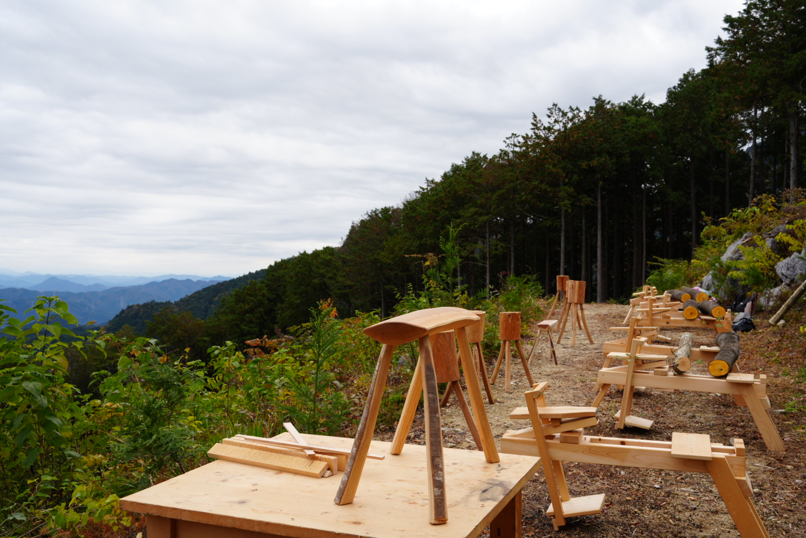 絶景を眺めながらスツールづくりに挑戦。写真手前のスツールは久保田さんのお手本。photo by Yoshihiro Kubota