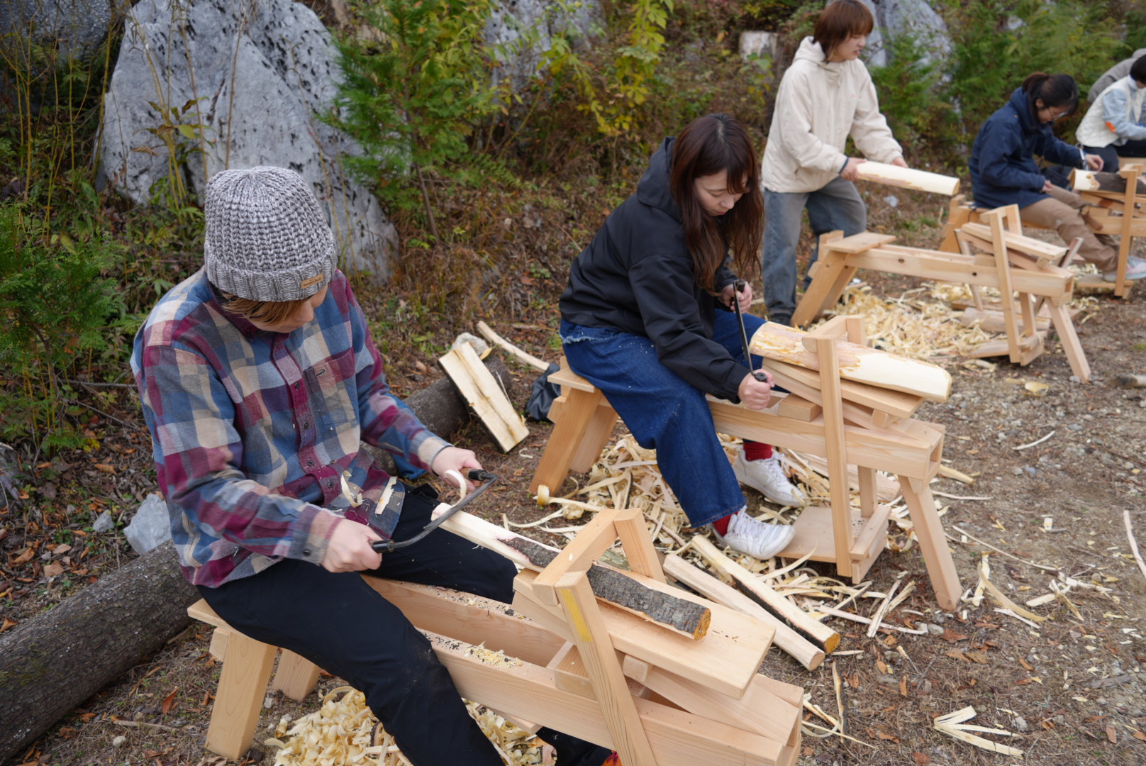 伐採したての木を刃物でザクザク削っていく。木が瑞々しいので、気持ちよく削れて清々しい。photo by Yoshihiro Kubota