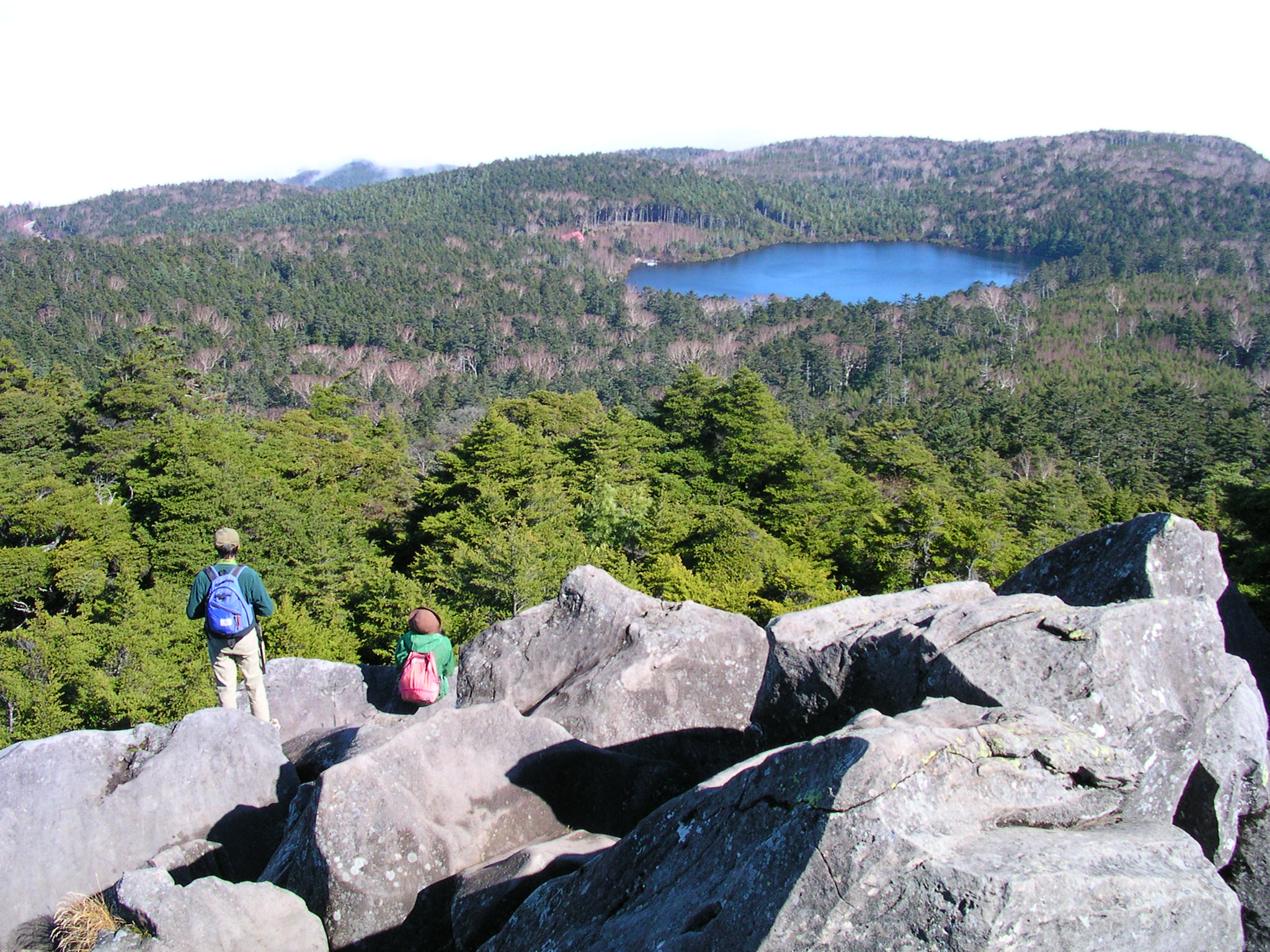 高見石頂上から見た白駒の池
