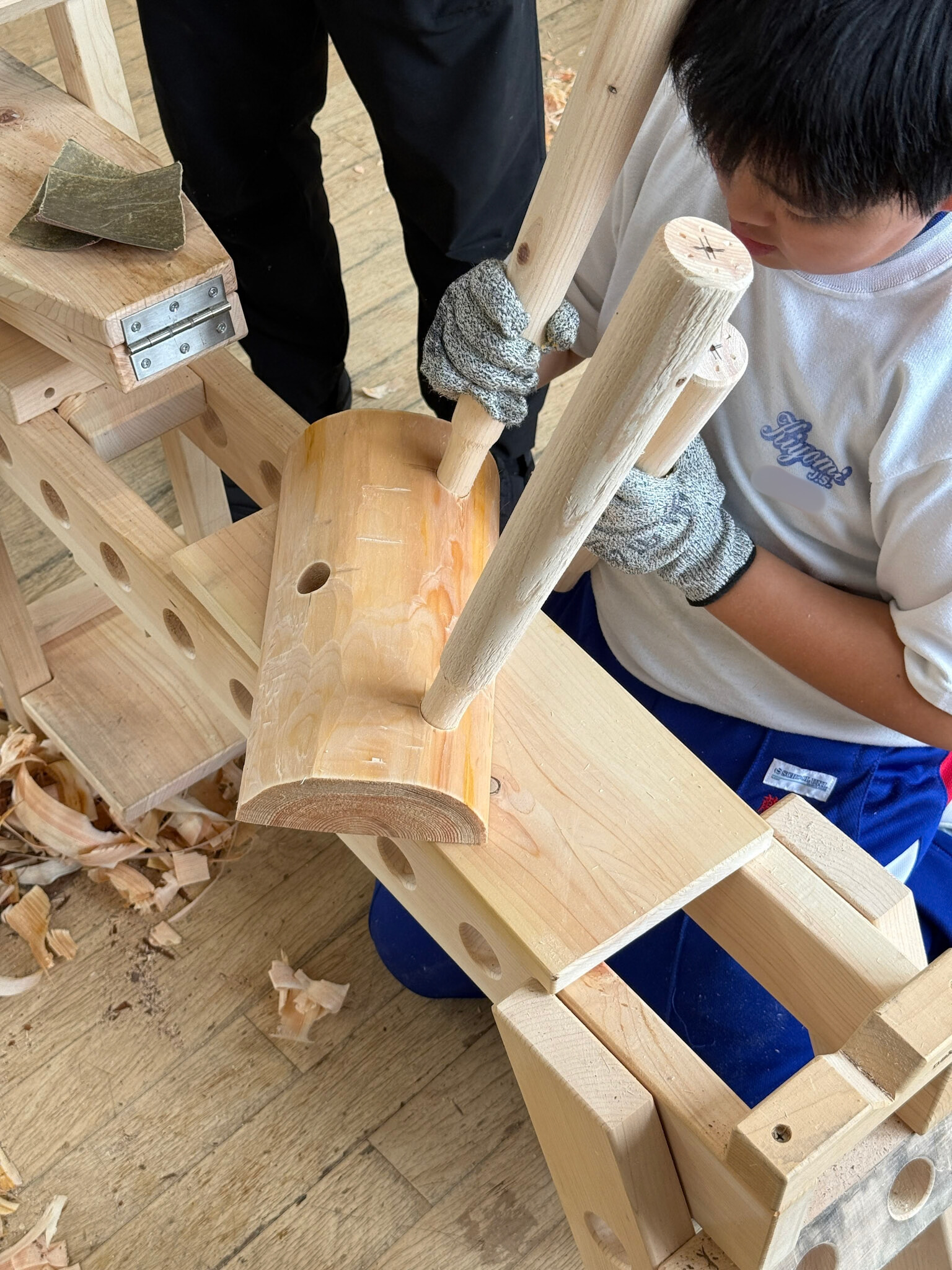 子どもたちが間伐した木を講師が加工し、脚の部材として使用。