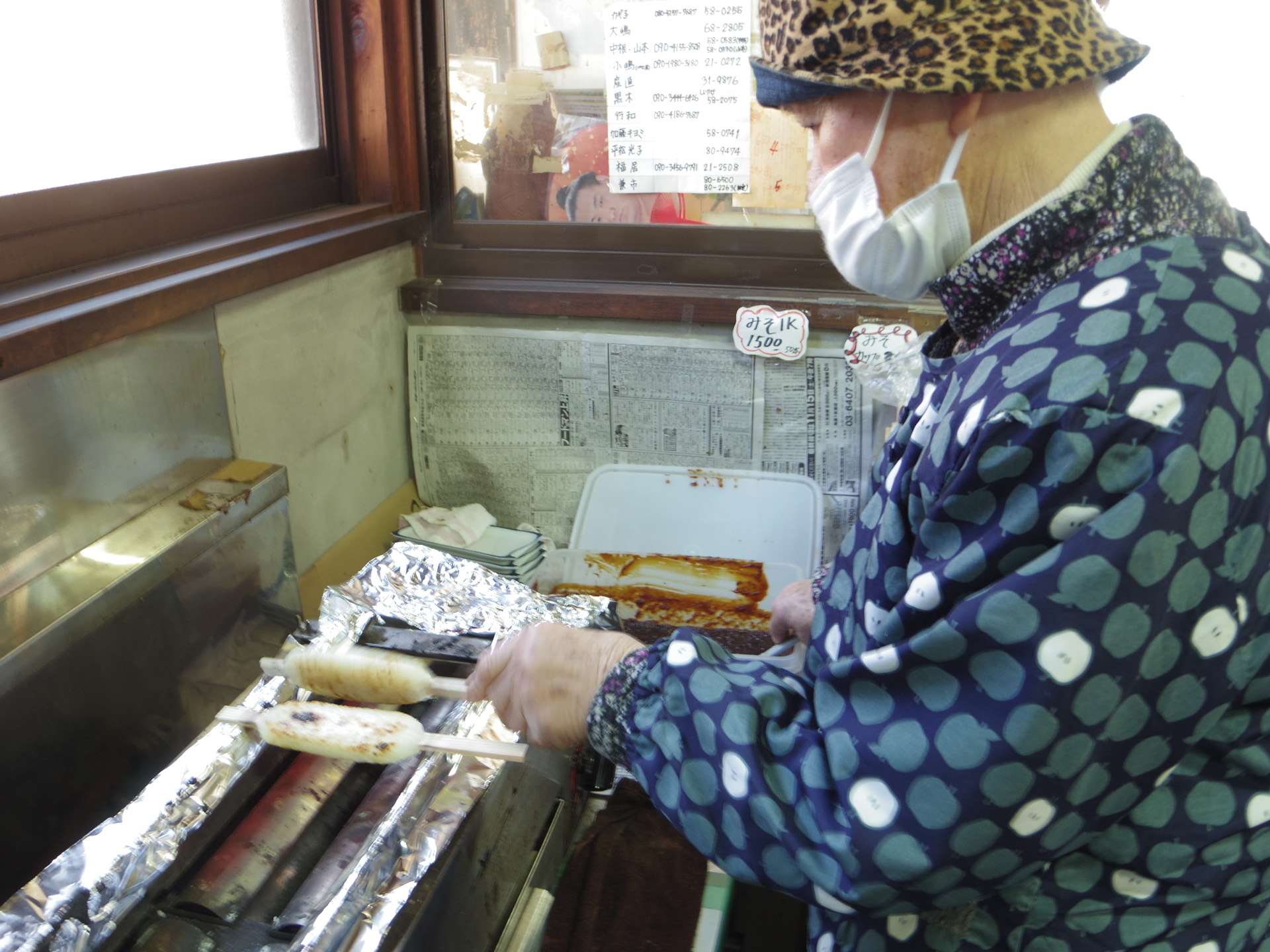 五平餅を焼く柴田さん