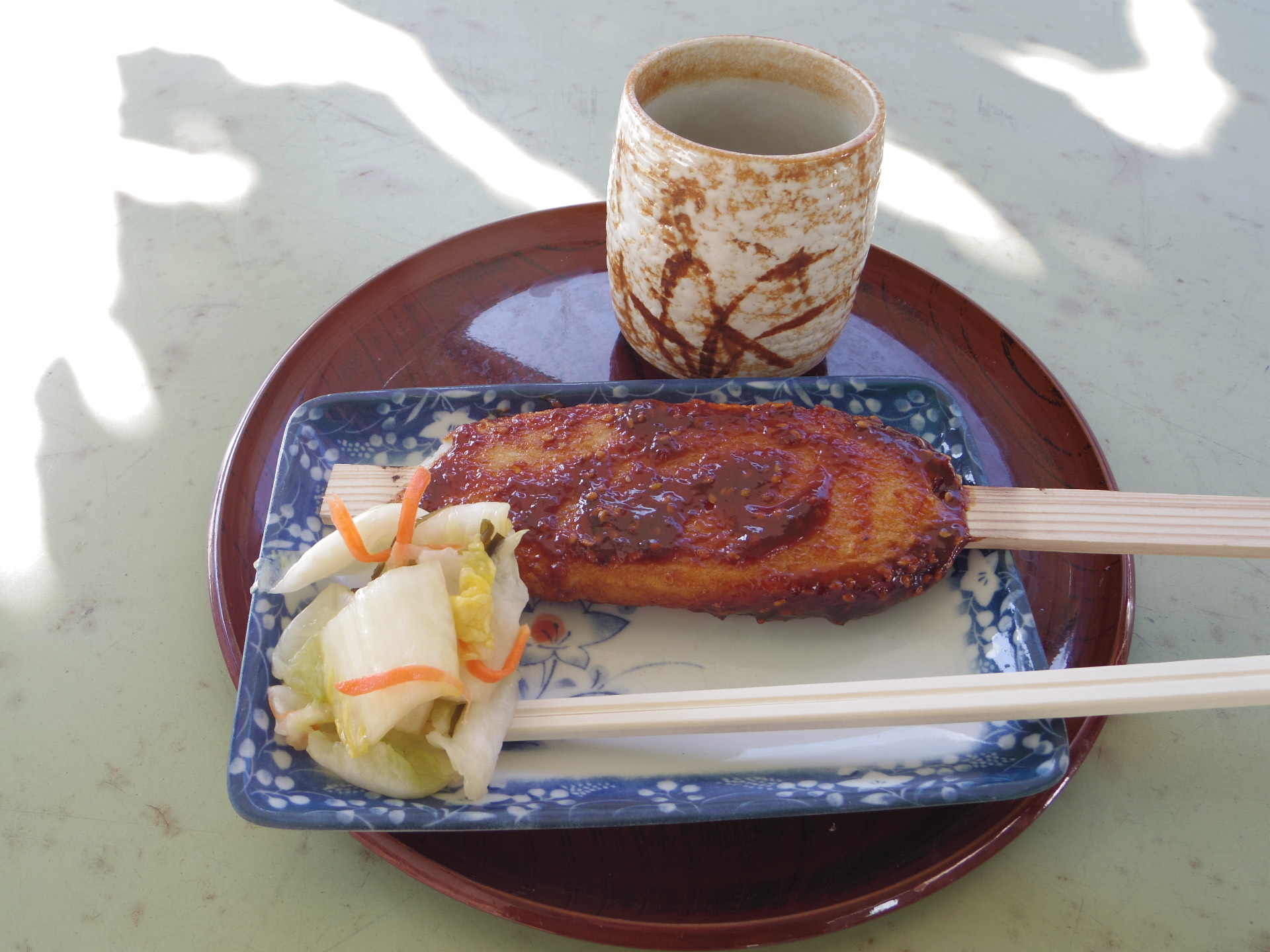 五平餅に手作りの漬物を添えて