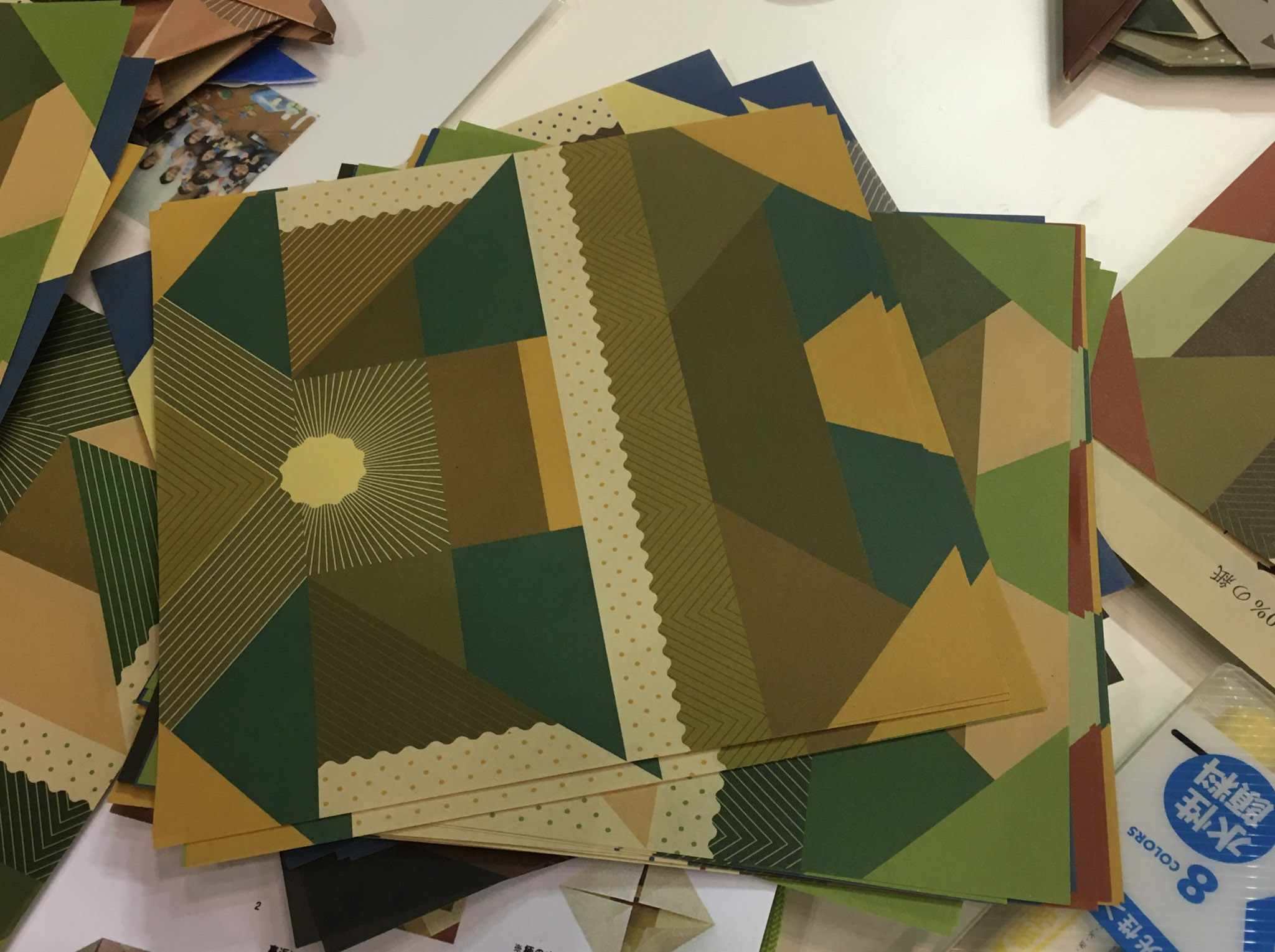 竹紙の大判折り紙。竹紙は、封筒や紙袋などの包容紙から、ポスターやパンフレットなどの印刷用途まで、幅広い用途に供することができる。２０２０年のあいち名古屋生物多様性サミットにて。