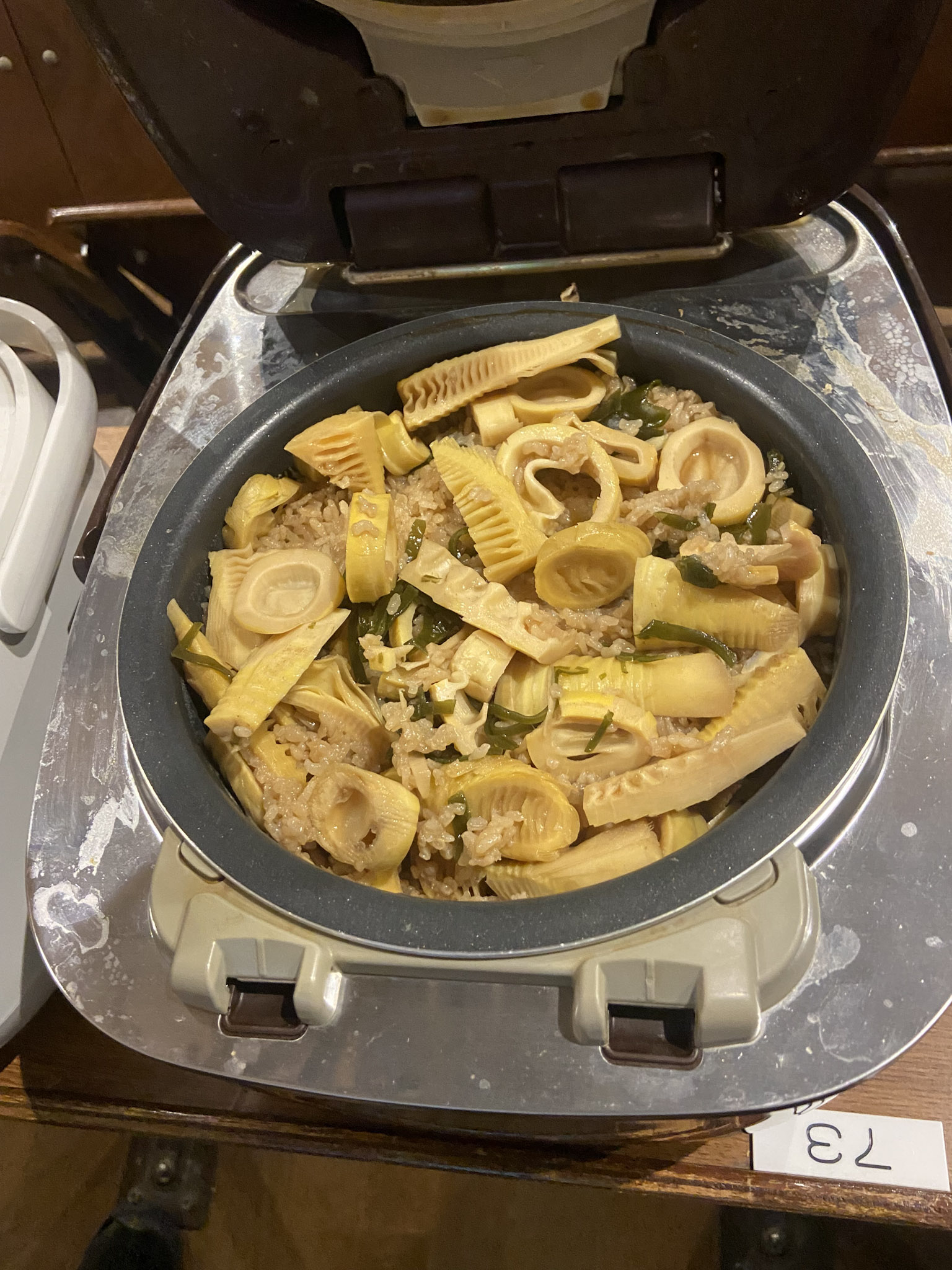 普通タケノコは高く伸びてしまうと苦味が強くなるため、早春に採るのがよいとされているが、マダケはちょっと時期が遅くなって（だいたい５月末ぐらいまで）ある程度大きく育ってしまっても比較的食べやすい。マダケの若い稈で炊き込みご飯をつくってみた。
