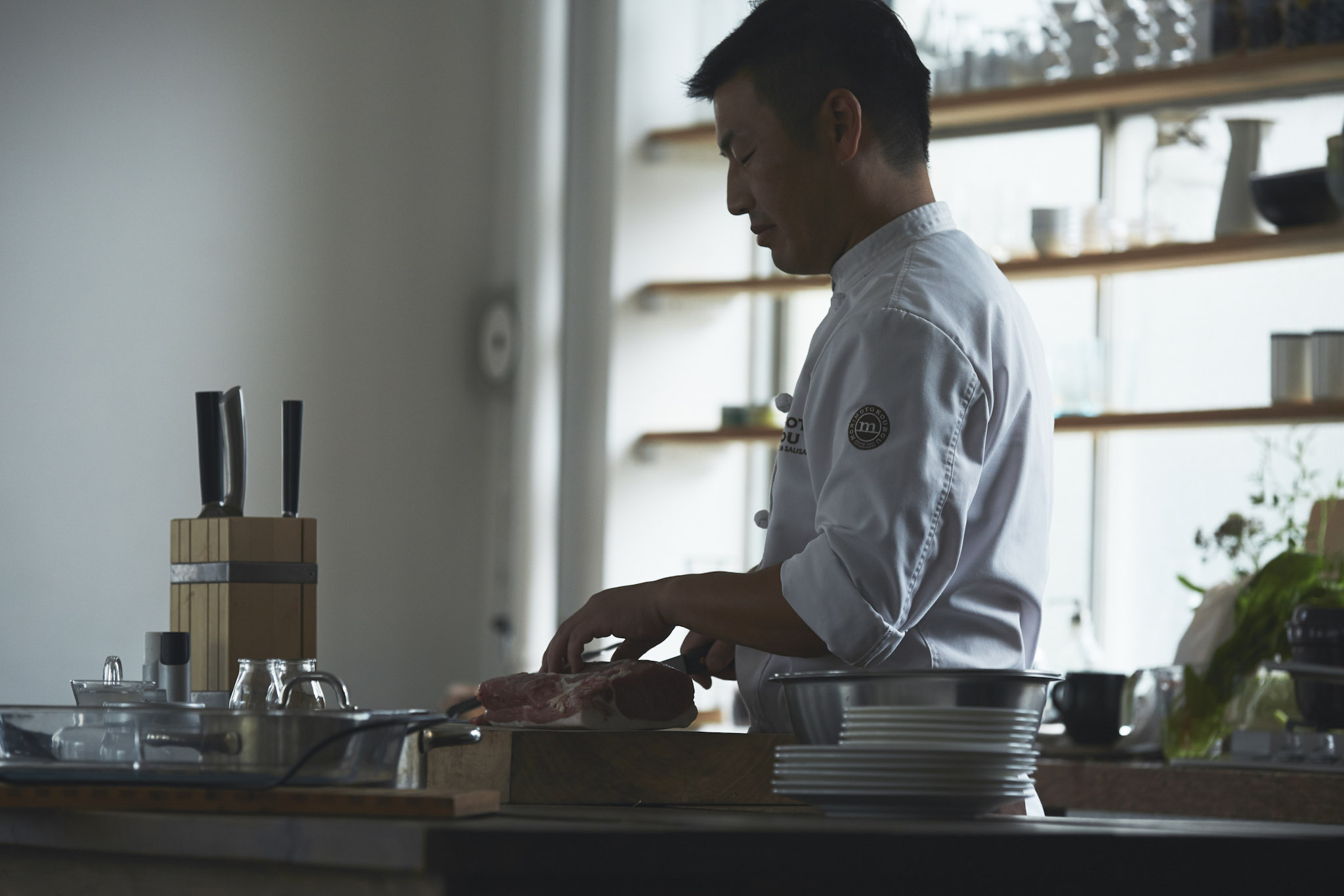 工房でソーセージをつくる、森本工房の森本さん。