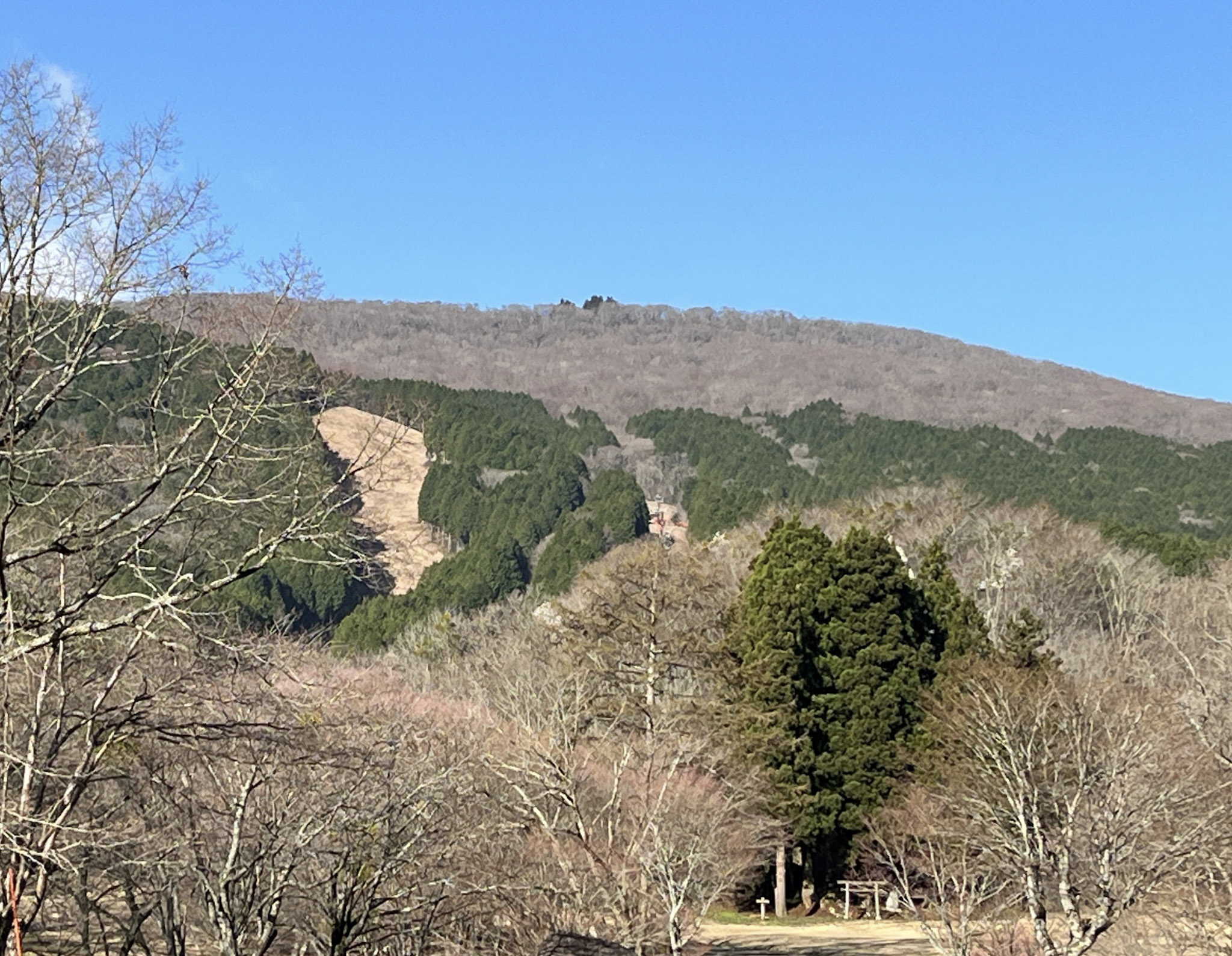 比婆山正面。古墳のようにも見える。