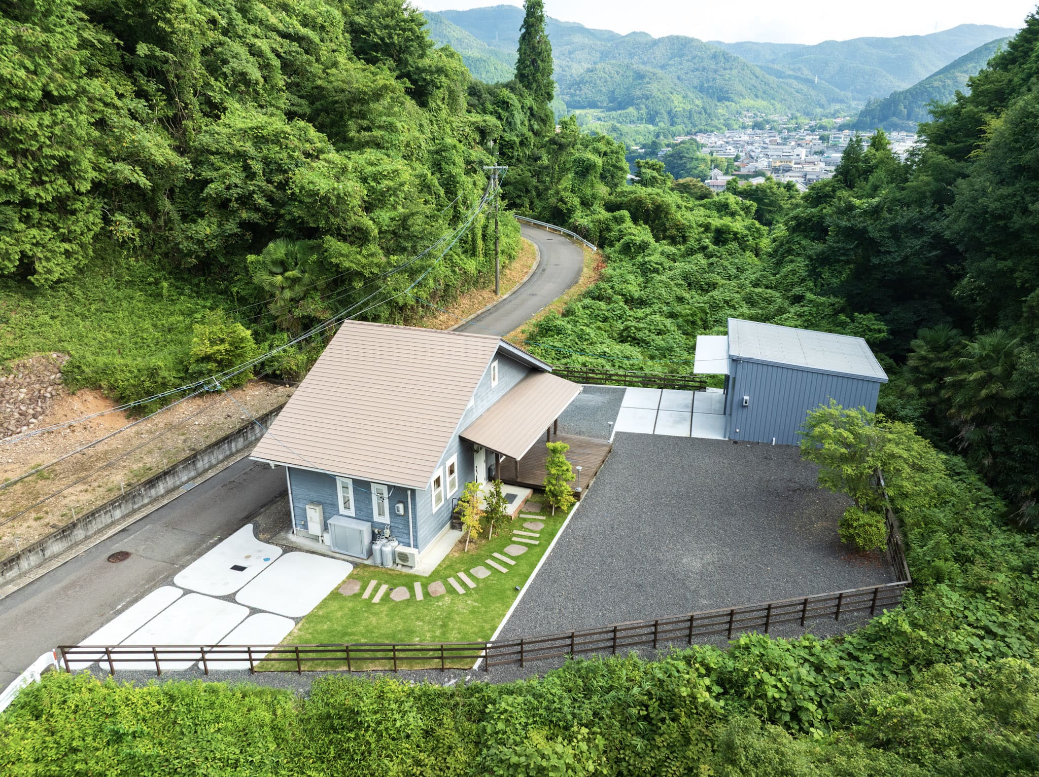 けものみちの解体処理施設（写真左）と事務所（写真右）。毎週土曜日には工房直売も実施（イベント出店等でお休みの場合もあり）。タイミングが合えば解体作業の様子も見れるかも？
