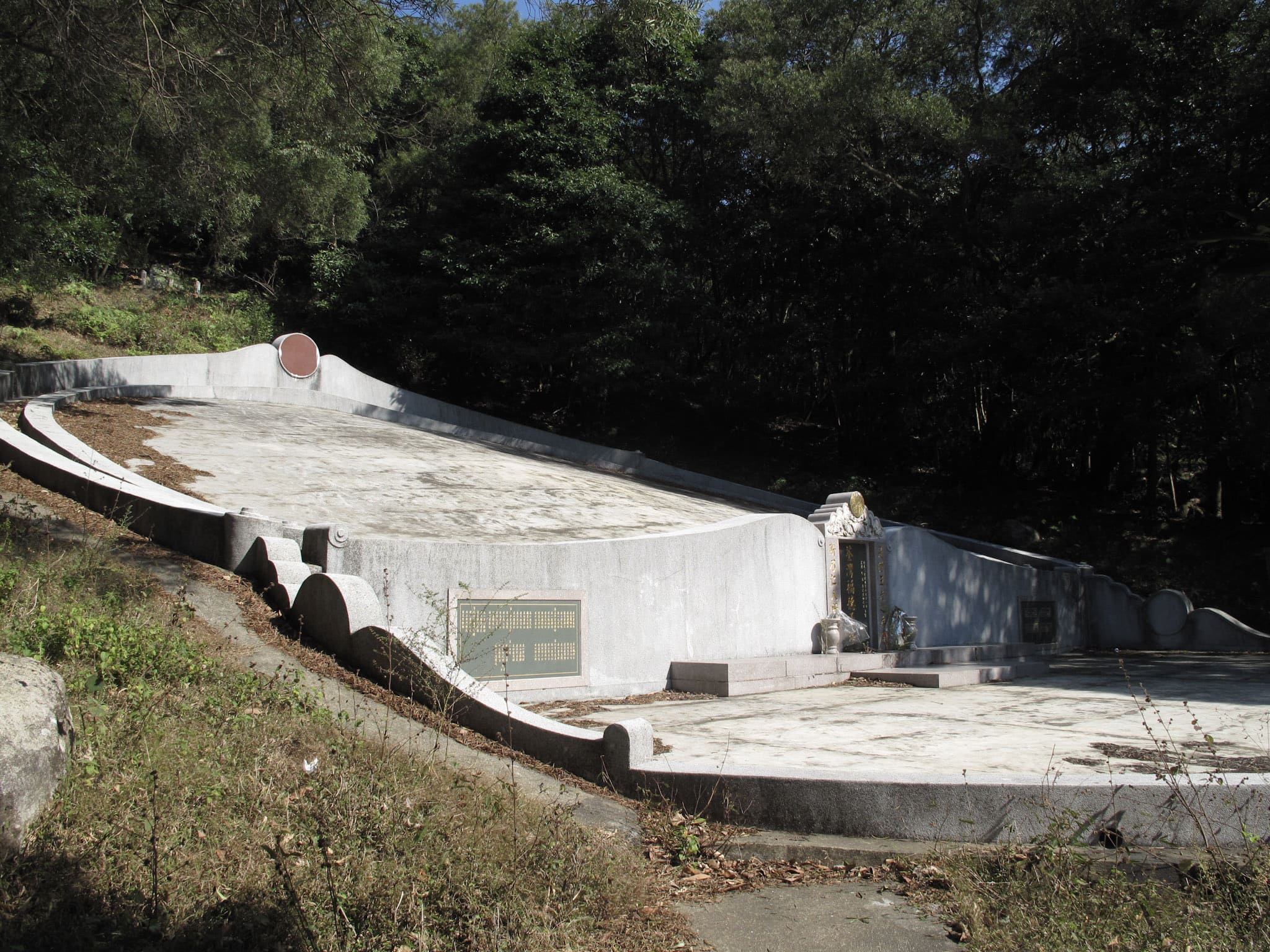 亀甲墓。