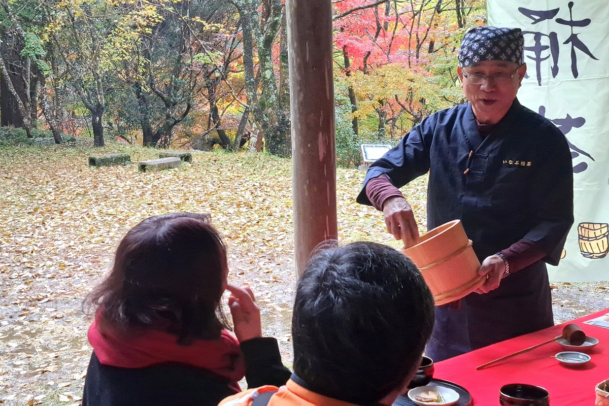 紅葉にあわせて桶茶をふるまう