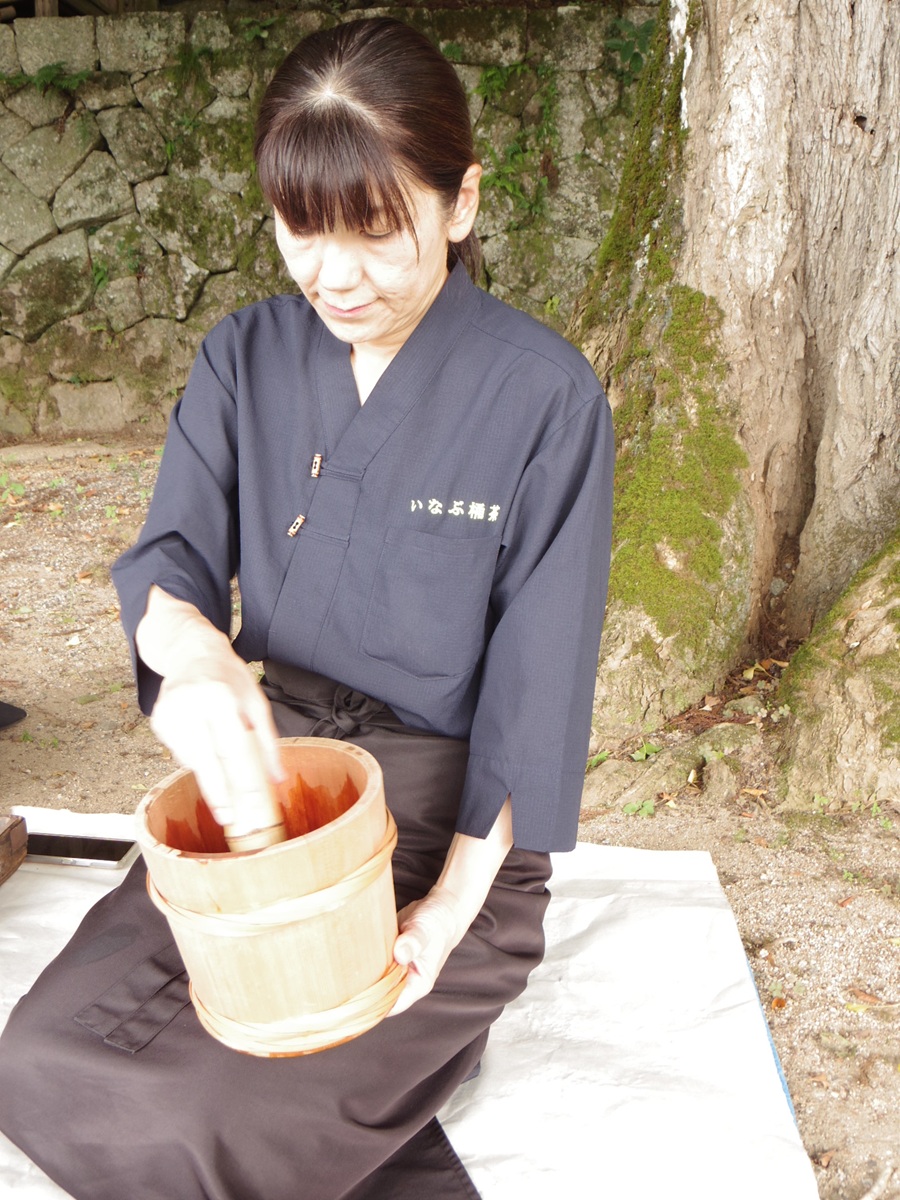 桶茶をたてる中根さん